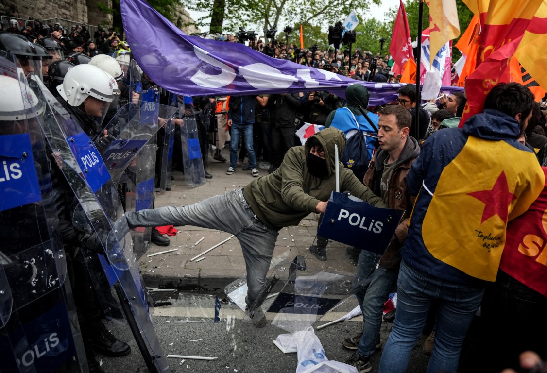 Taksim Meydanına Ilerlemeye Çalışan Ve Polislere Saldıran 210 Şahıs Gözaltına Alındı (3)