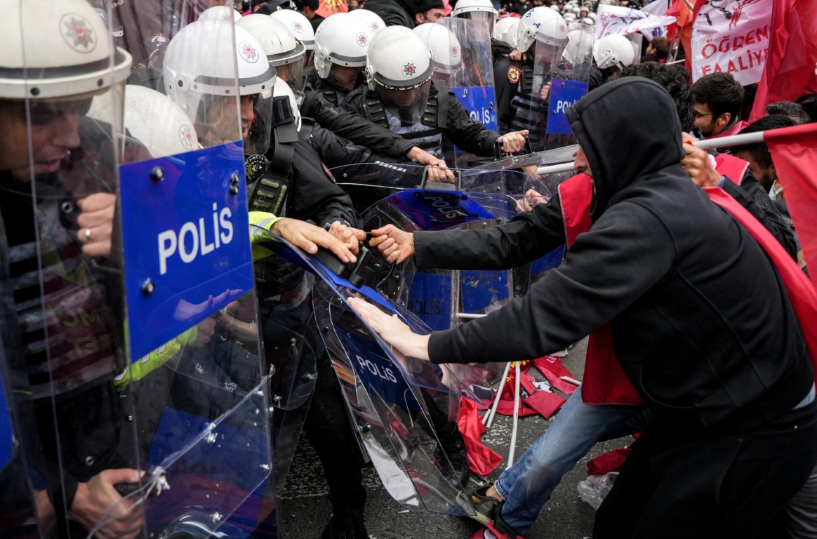 Taksim Meydanına Ilerlemeye Çalışan Ve Polislere Saldıran 210 Şahıs Gözaltına Alındı (4)