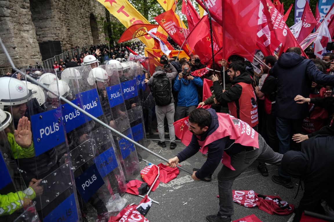 Taksim Meydanına Ilerlemeye Çalışan Ve Polislere Saldıran 210 Şahıs Gözaltına Alındı (5)