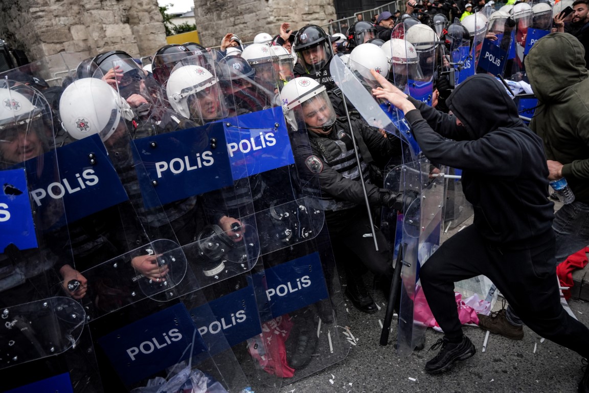 Taksim Meydanına Ilerlemeye Çalışan Ve Polislere Saldıran 210 Şahıs Gözaltına Alındı (8)