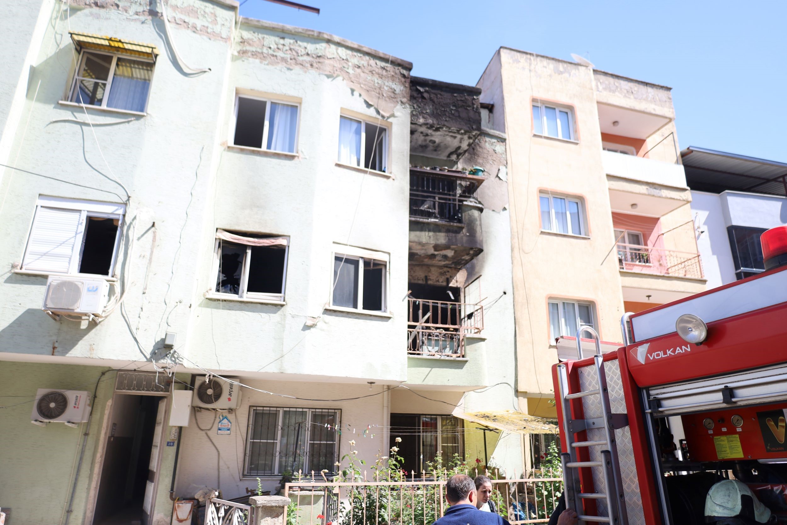 Turgutlu'da Ev Yangını 1'I Ağır 5 Yaralı (2)