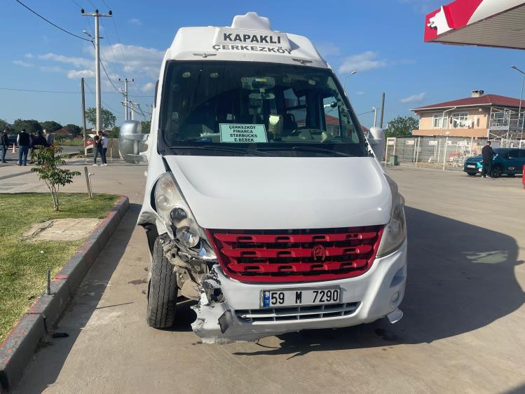 Yolcu Minibüsü Otomobille Çarpıştı 3 Yaralı (3)