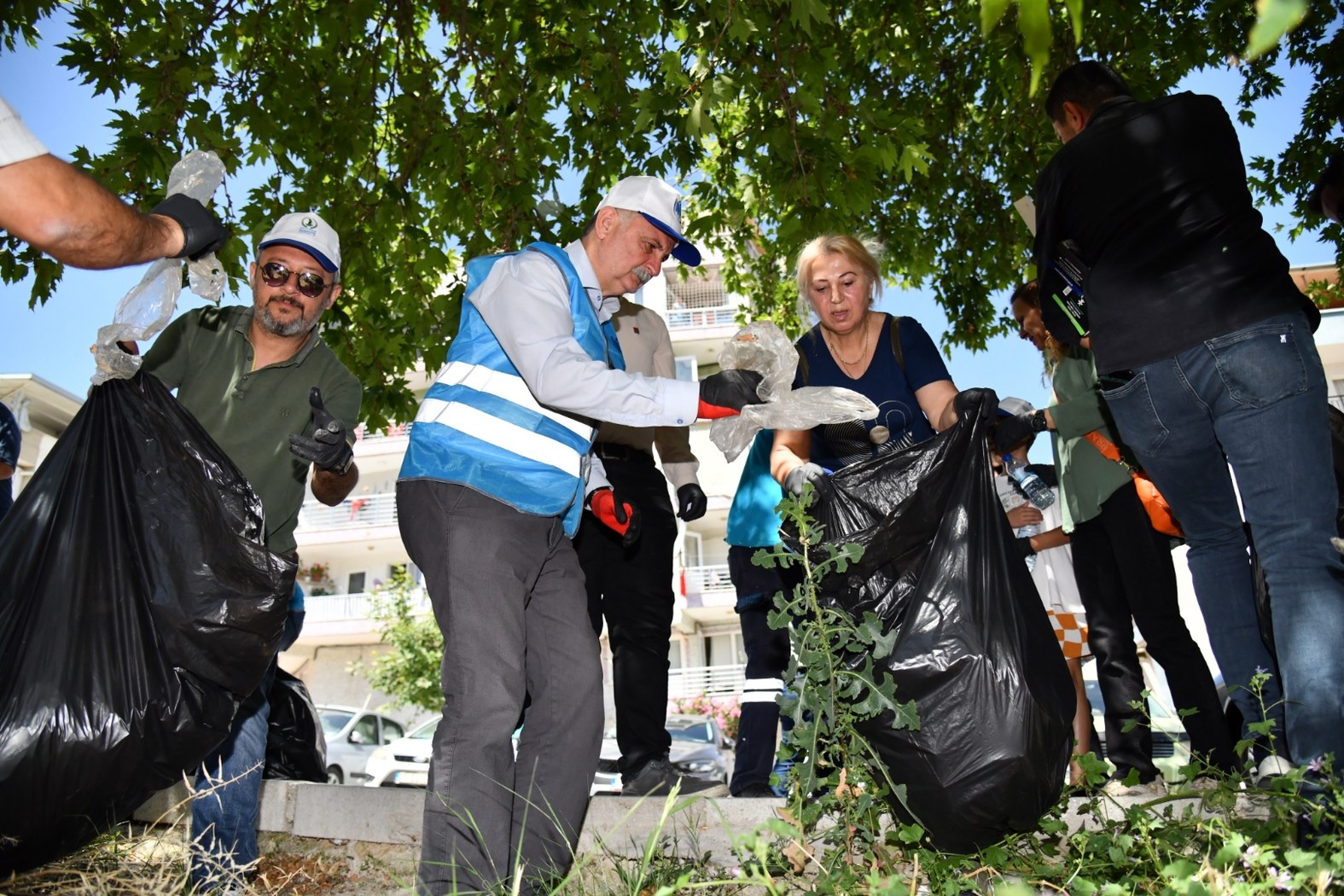 Yunusemre’de 2,5 Ton Çöp Toplandı (1)