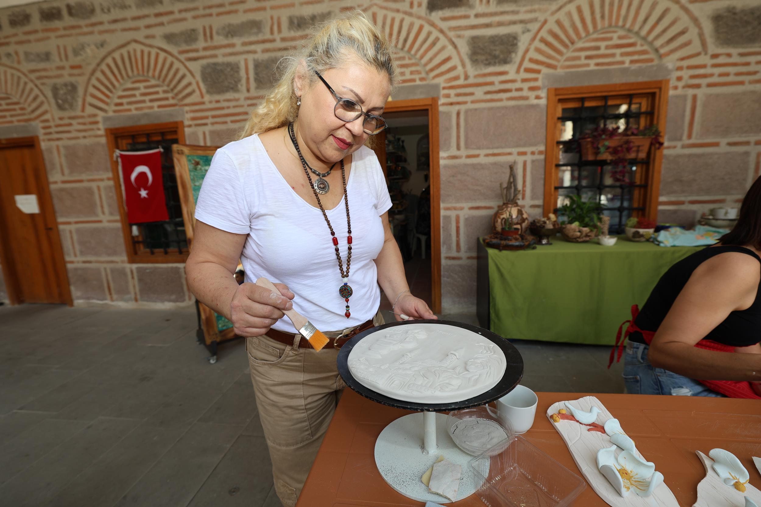 Şehzadeler’de Kadınları El Emeklerini Sanata Dönüştürüyor (1)