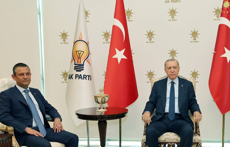 Cumhurbaşkanı Erdoğan, Chp Genel Başkanı Özel'i Kabul Etti (1)