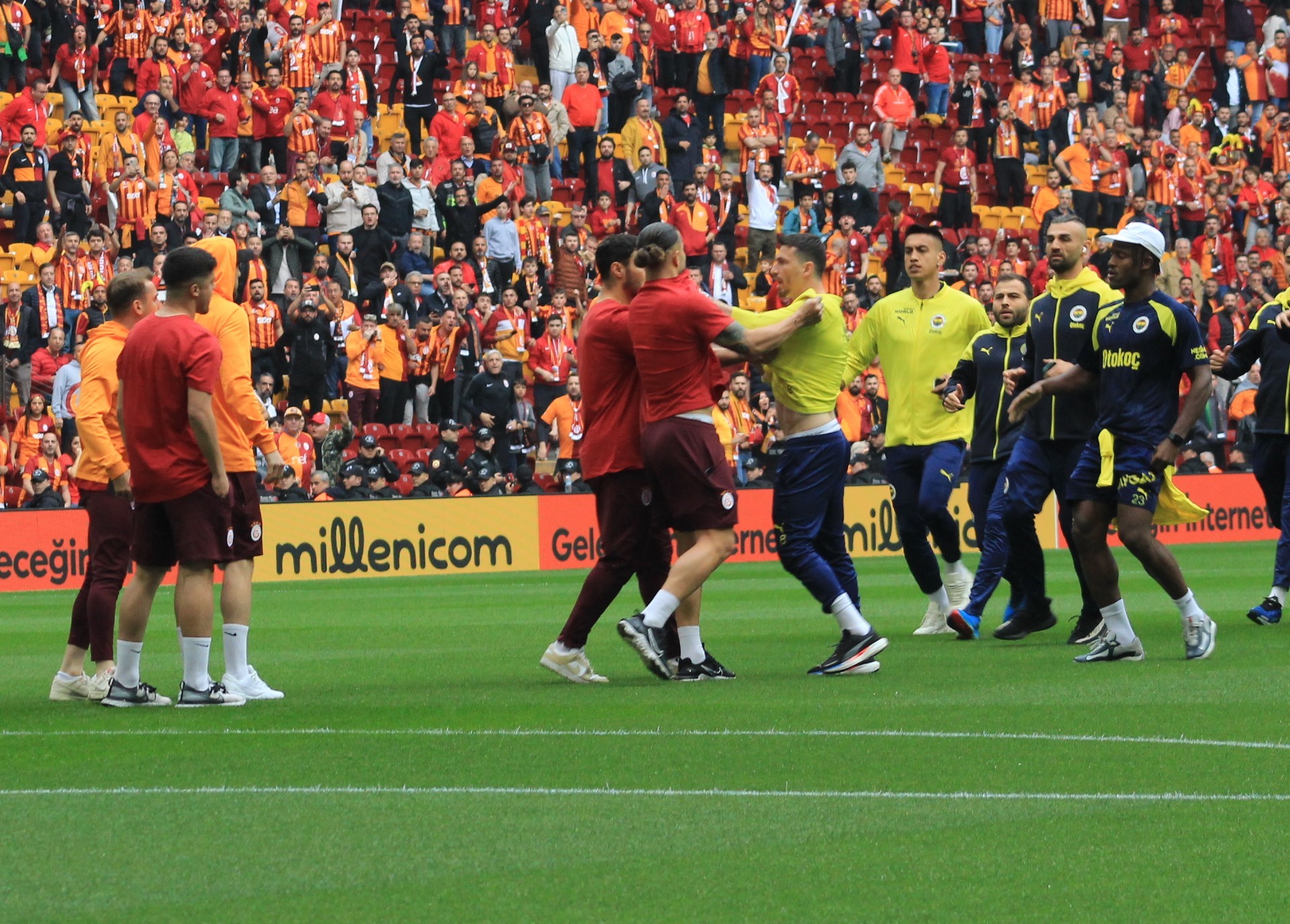 Derbi başlamadan saha karıştı2