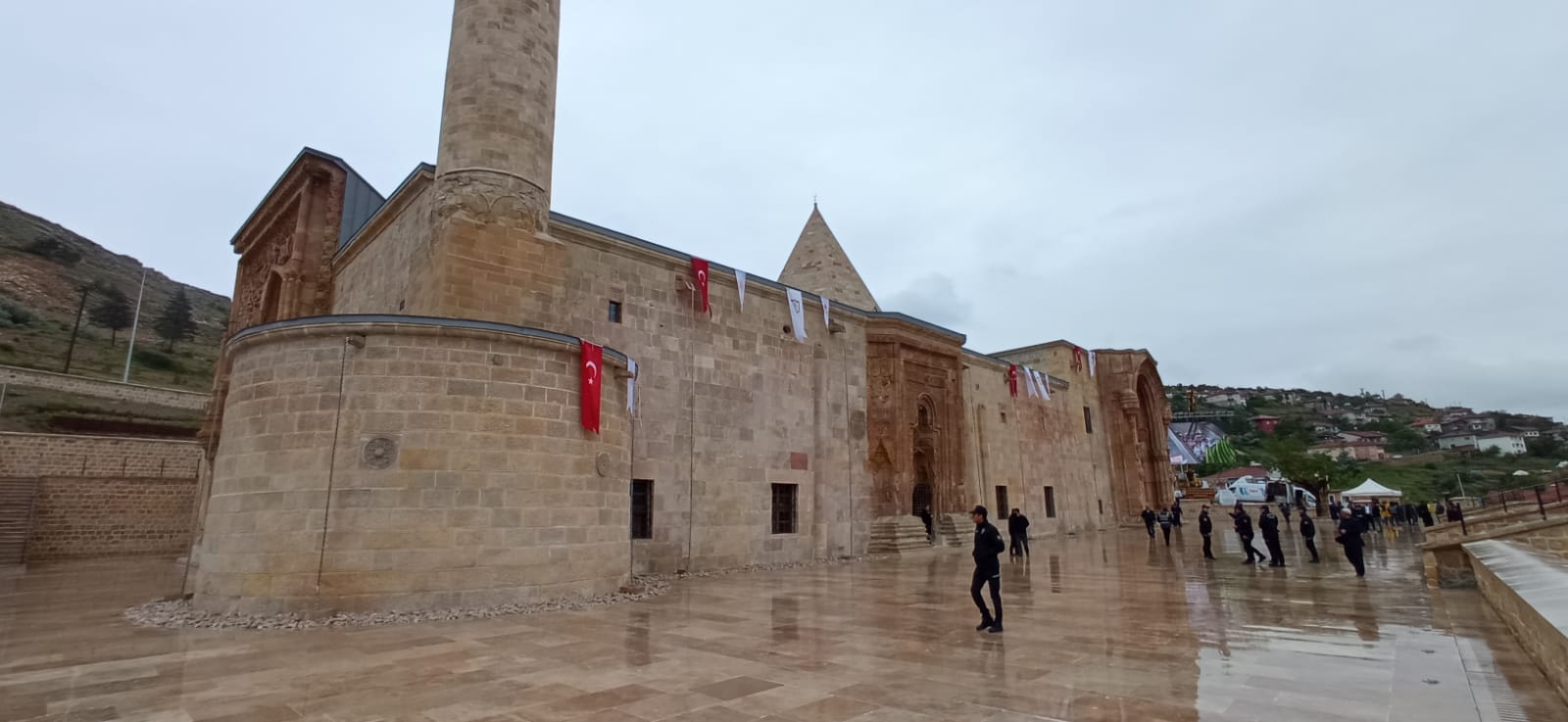 800 Yıllık Divriği Ulu Camii'nin Halıları Demirci'de Dokundu (1)