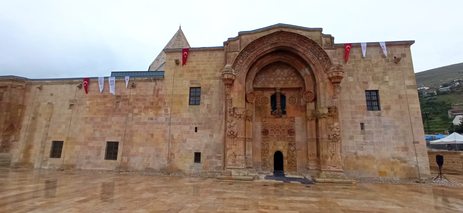 800 Yıllık Divriği Ulu Camii'nin Halıları Demirci'de Dokundu (2)