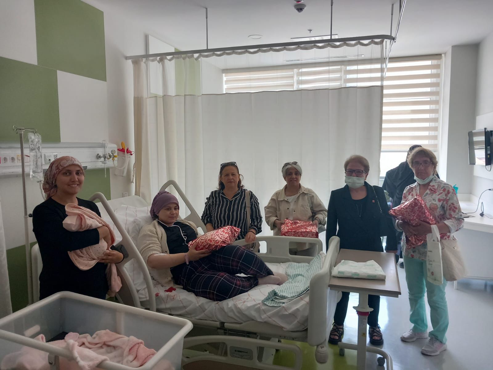 Chp Şehzadeler İlçe Örgütü’nden Yeni Doğum Yapan Annelere Ziyaret (3)
