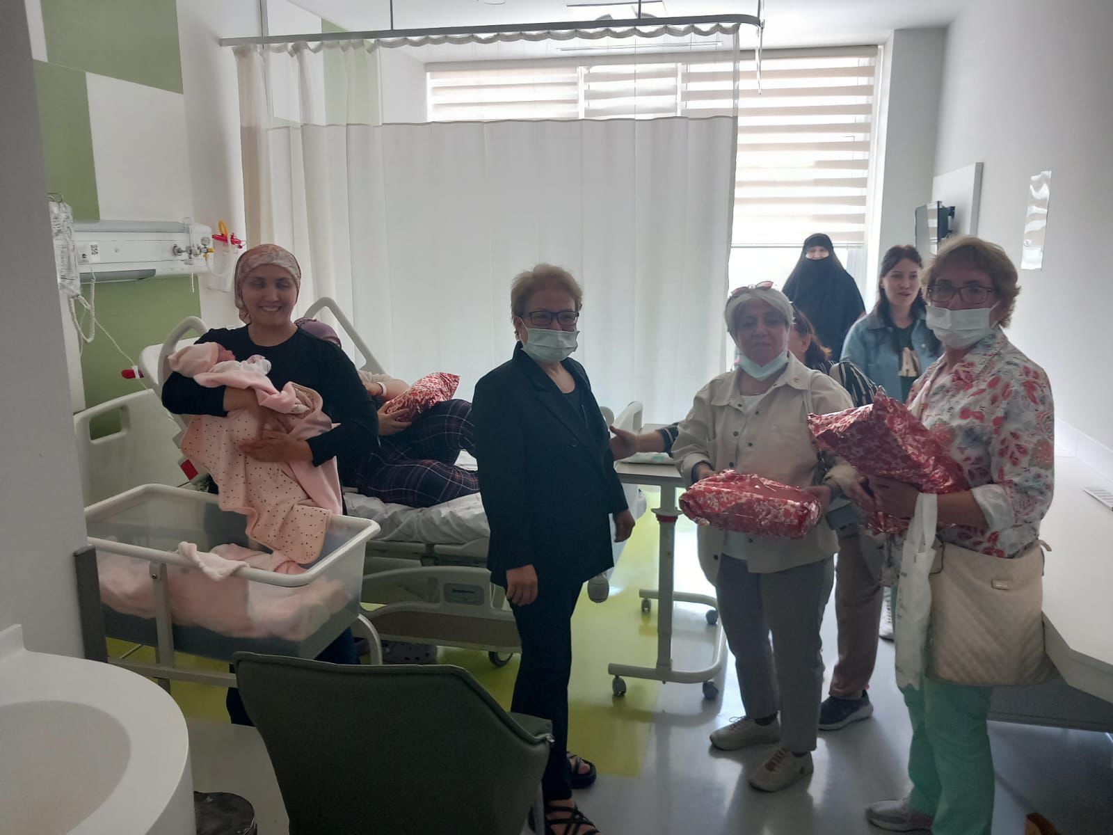 Chp Şehzadeler İlçe Örgütü’nden Yeni Doğum Yapan Annelere Ziyaret (5)