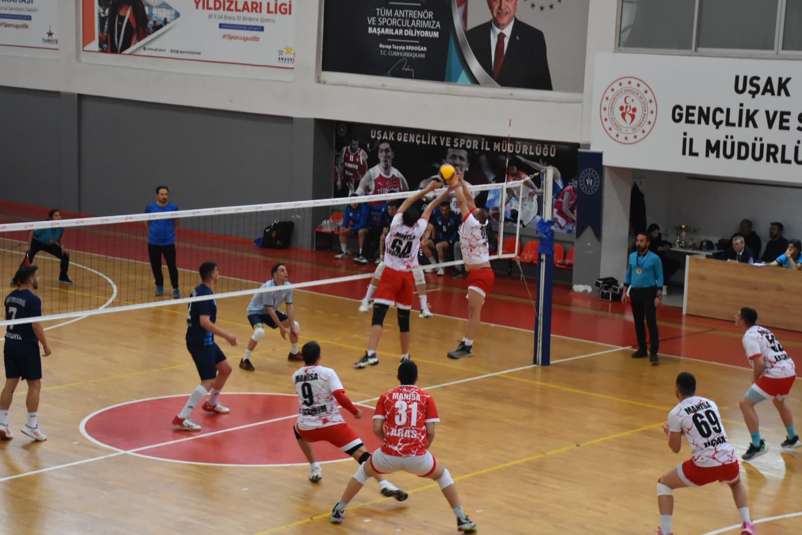 Manisa Merkez Efendi Voleybol Takımı Türkiye Şampiyonasına Katılmaya Hak Kazandı (1)