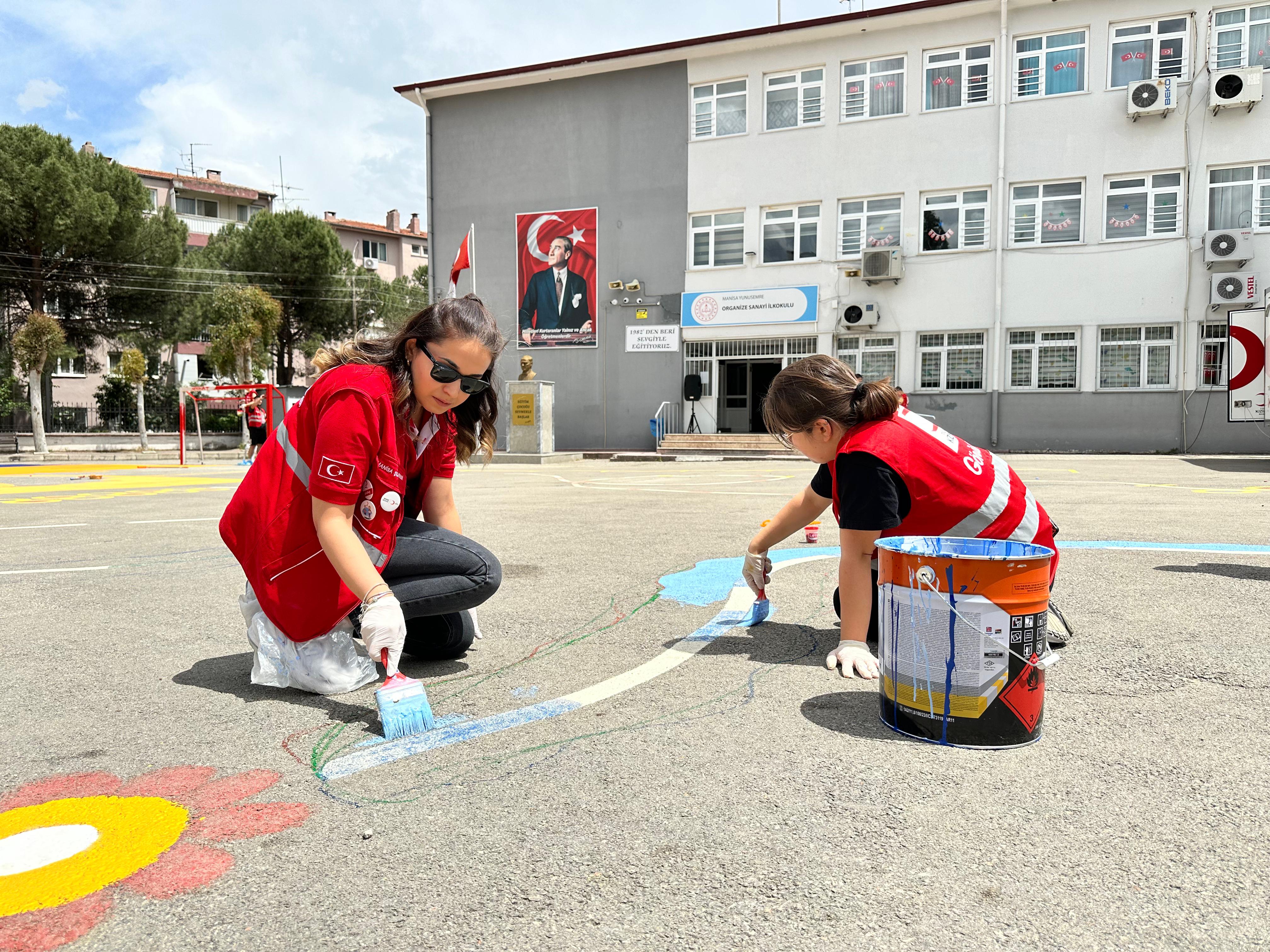 Manisa'da Kızılay Gönüllüleri Okul Bahçesini Renklendirdi (13)