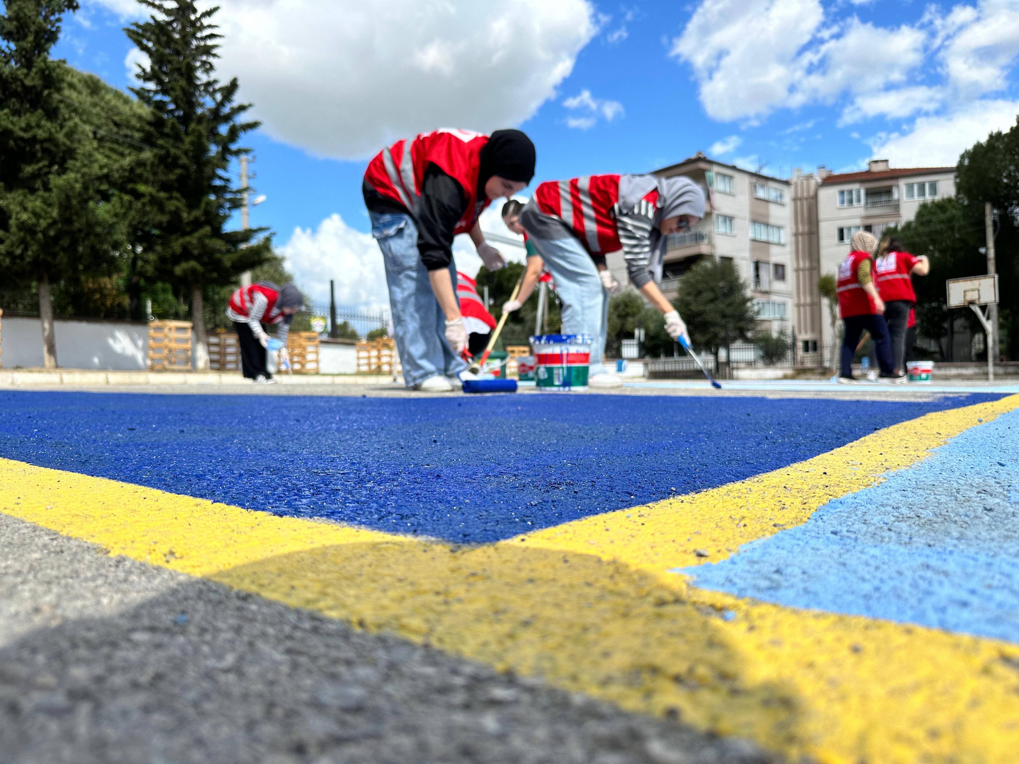 Manisa'da Kızılay Gönüllüleri Okul Bahçesini Renklendirdi (15)