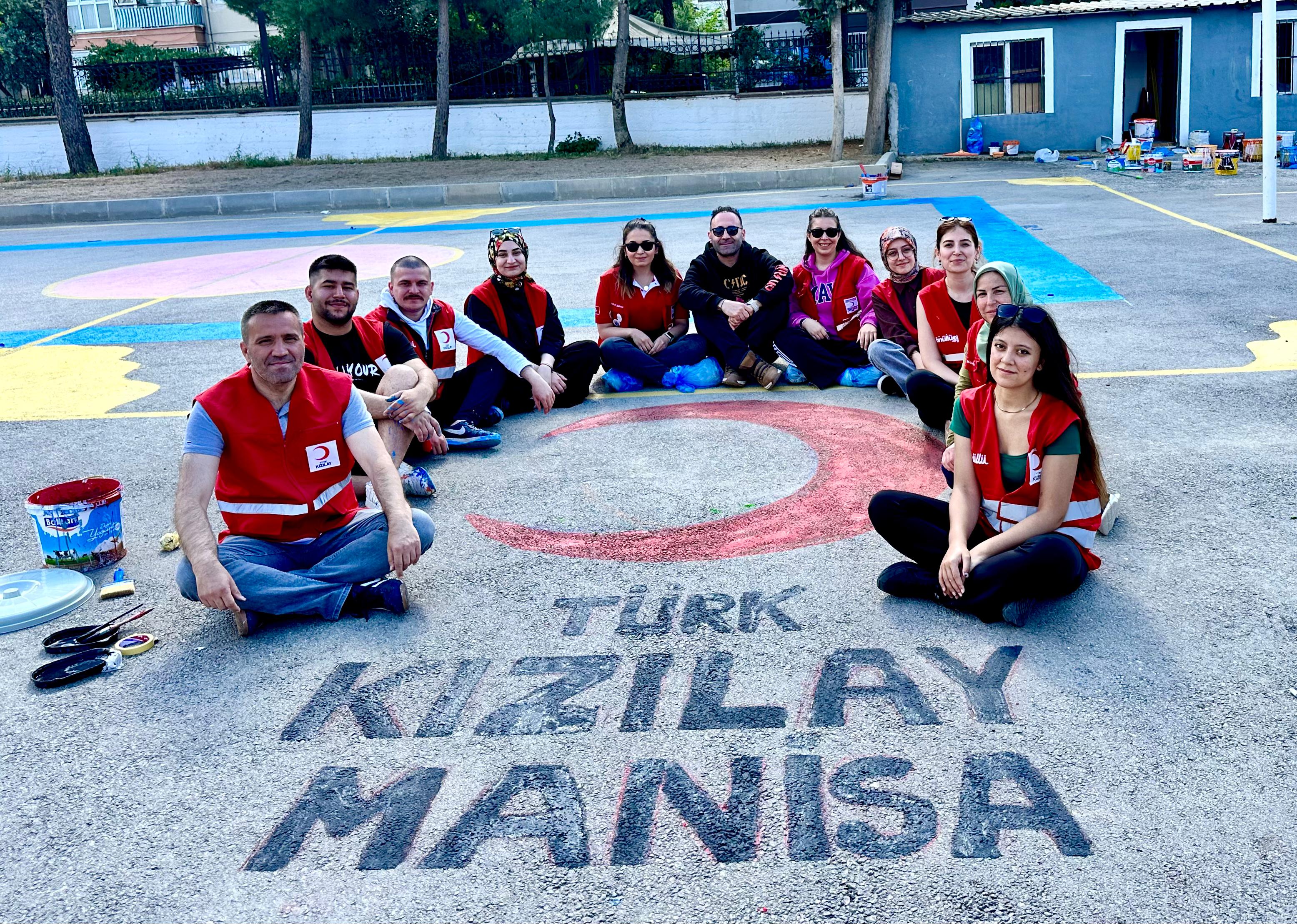 Manisa'da Kızılay Gönüllüleri Okul Bahçesini Renklendirdi (2)