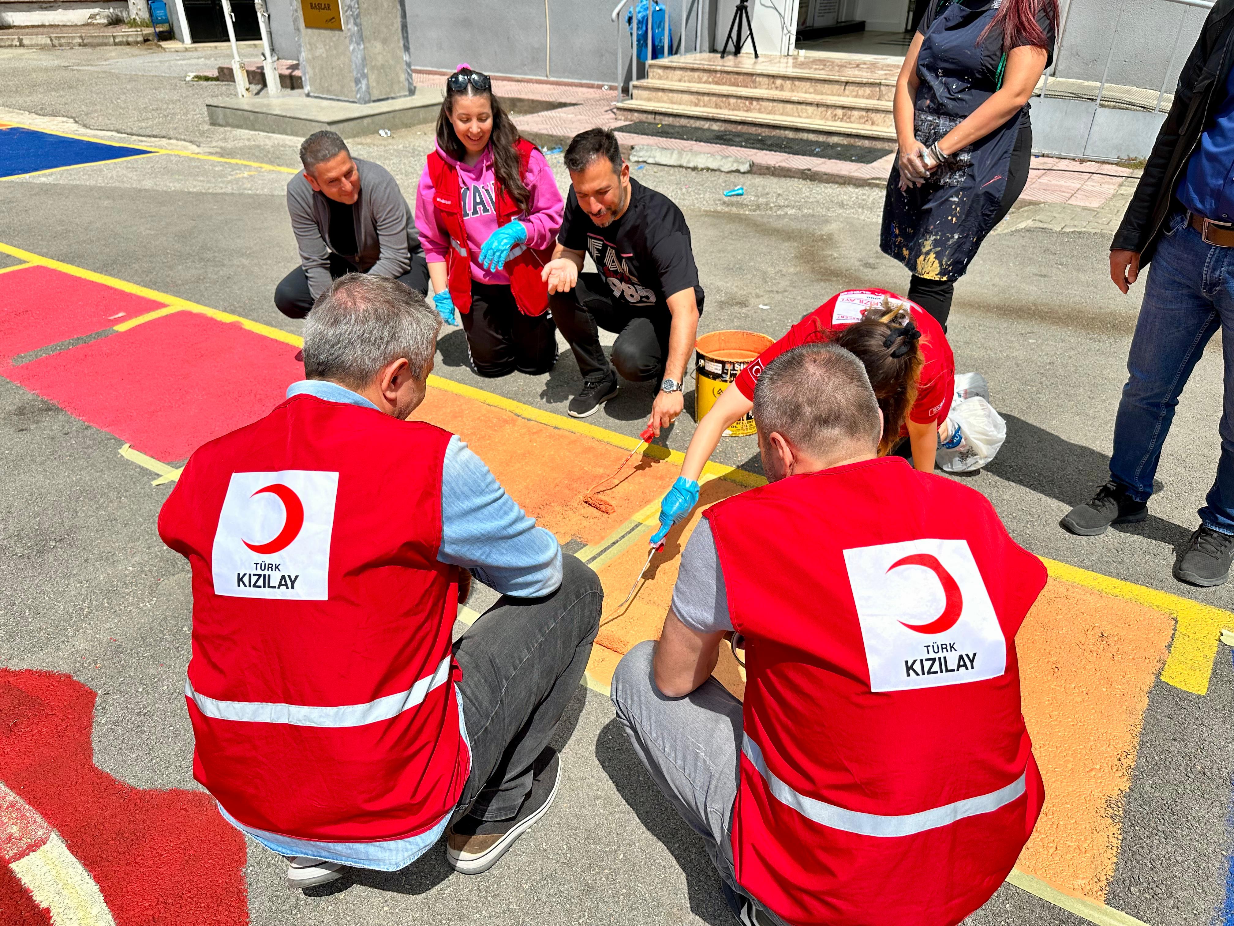 Manisa'da Kızılay Gönüllüleri Okul Bahçesini Renklendirdi (3)