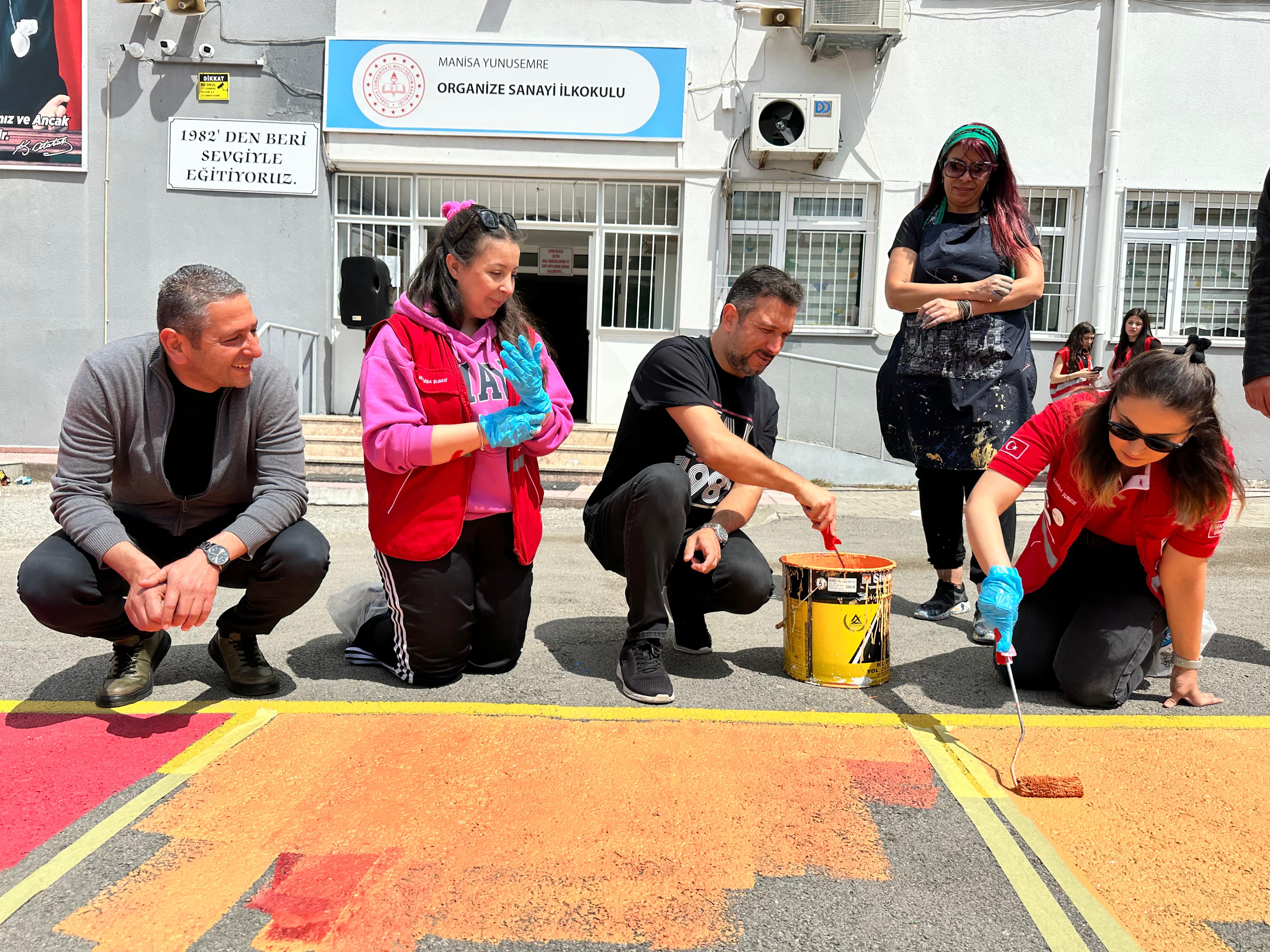 Manisa'da Kızılay Gönüllüleri Okul Bahçesini Renklendirdi (4)