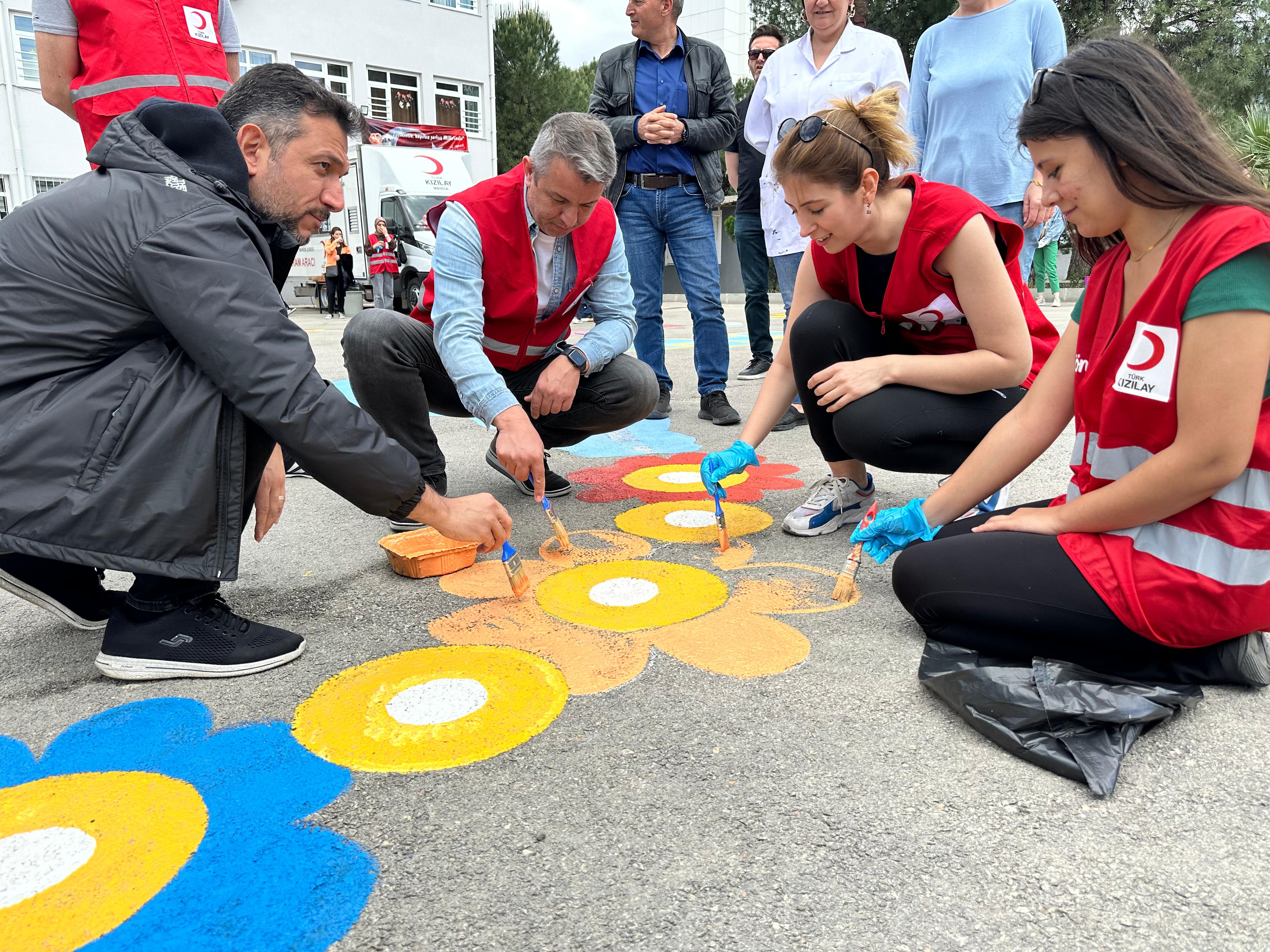 Manisa'da Kızılay Gönüllüleri Okul Bahçesini Renklendirdi (5)