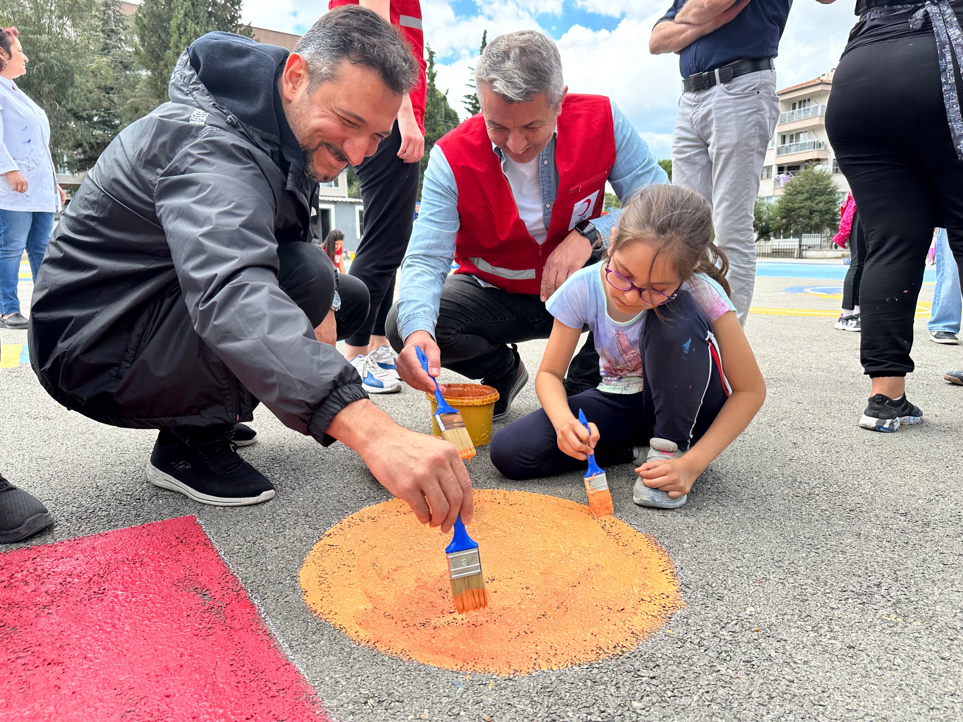 Manisa'da Kızılay Gönüllüleri Okul Bahçesini Renklendirdi (6)