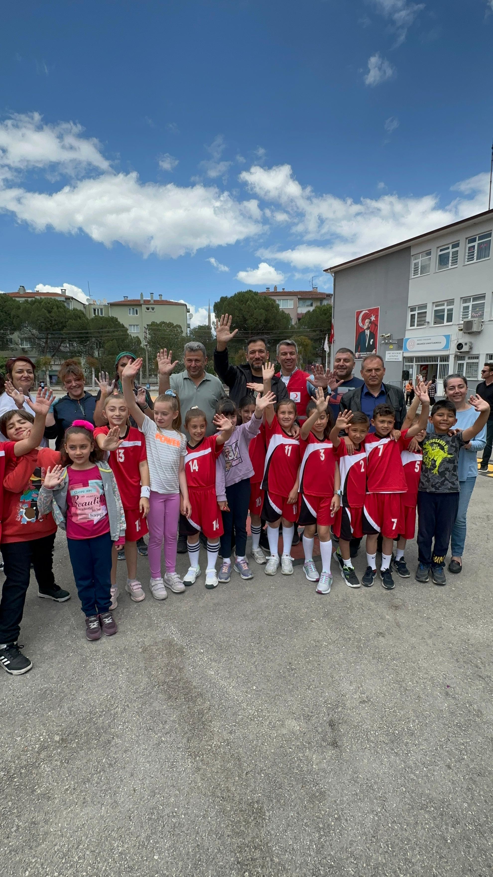 Manisa'da Kızılay Gönüllüleri Okul Bahçesini Renklendirdi (7)