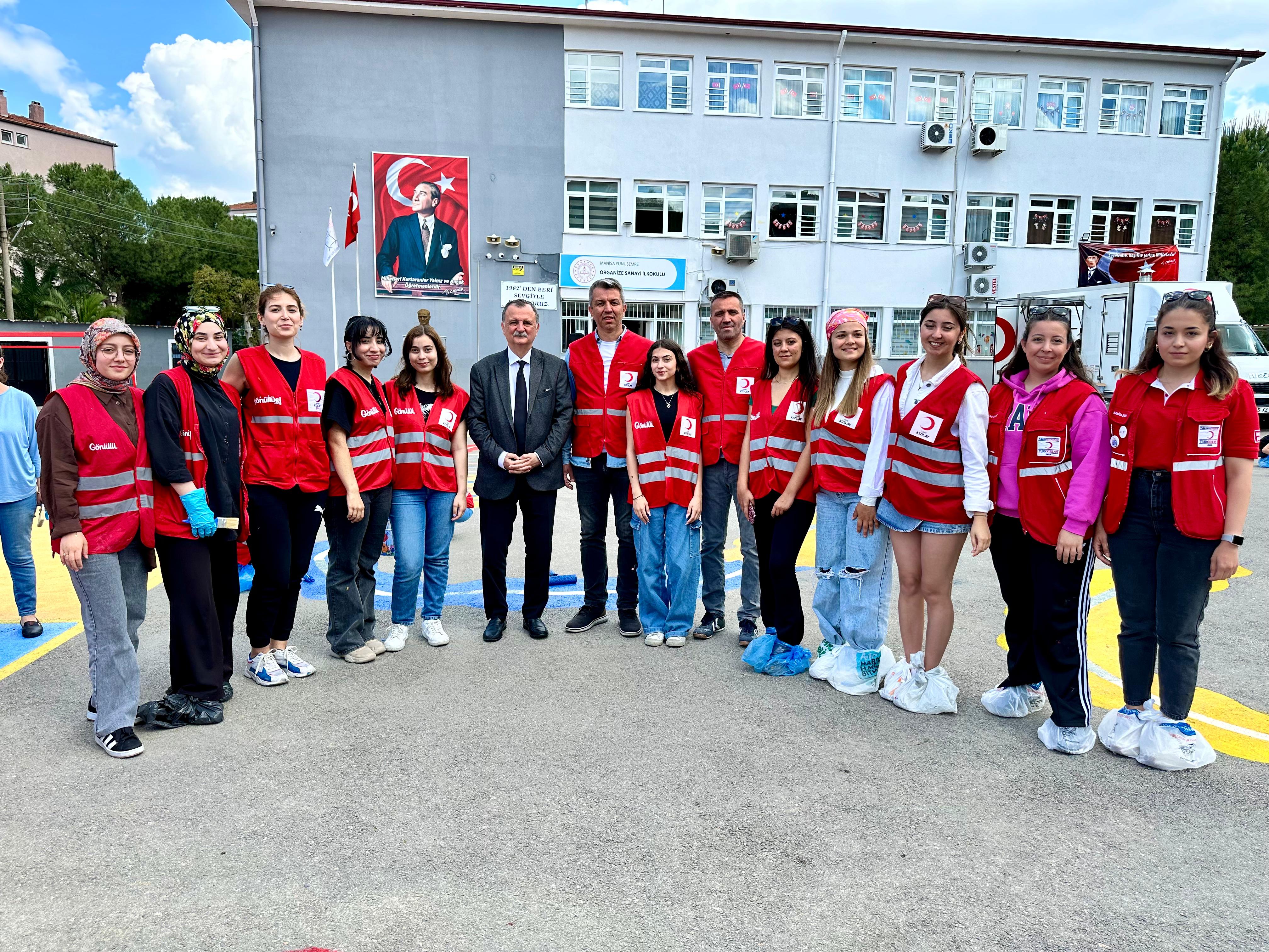 Manisa'da Kızılay Gönüllüleri Okul Bahçesini Renklendirdi (8)