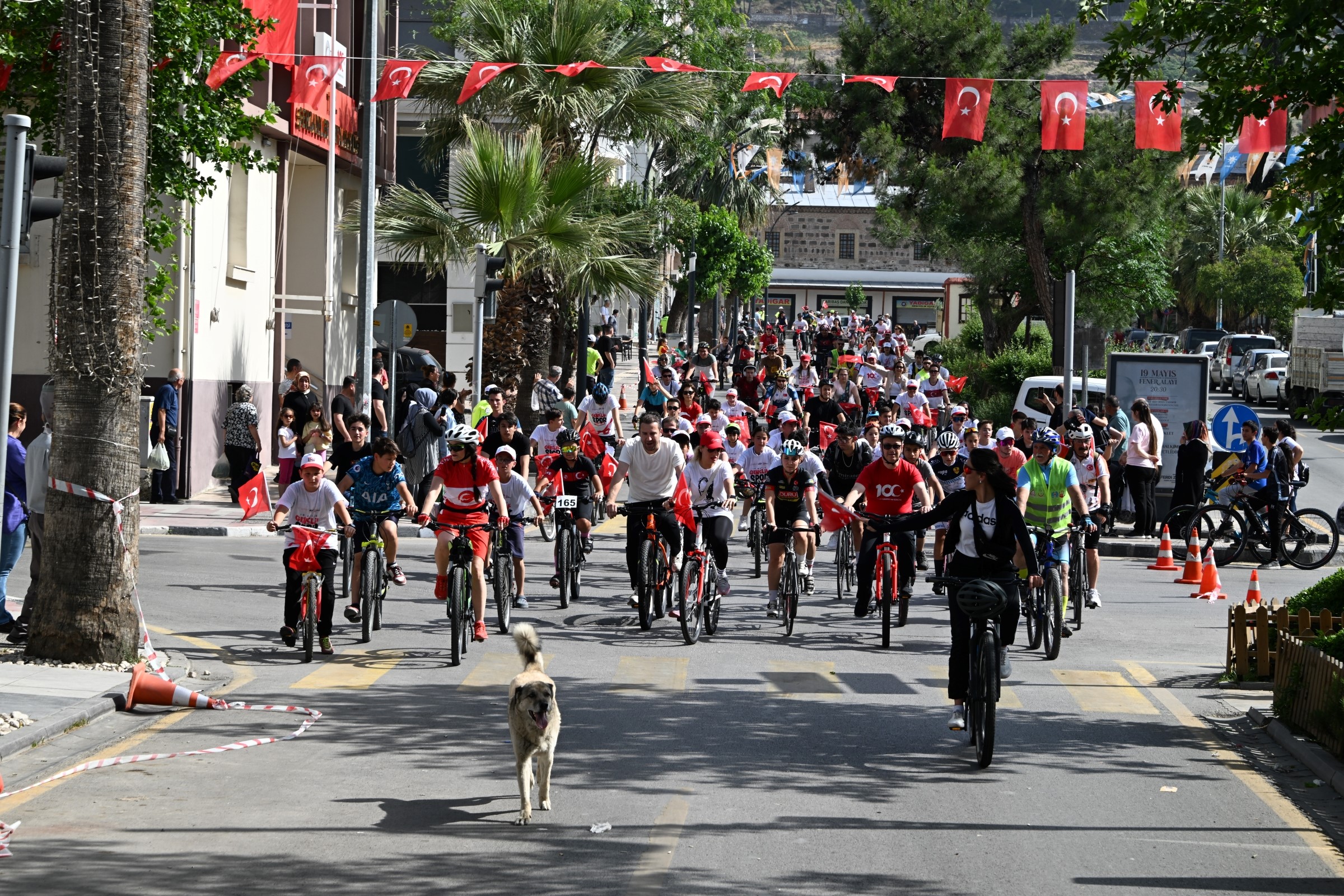 Manisa'da Pedallar 19 Mayıs Için Çevrildi Manisa Valisi Bisiklet Turuna Katıldı (1)