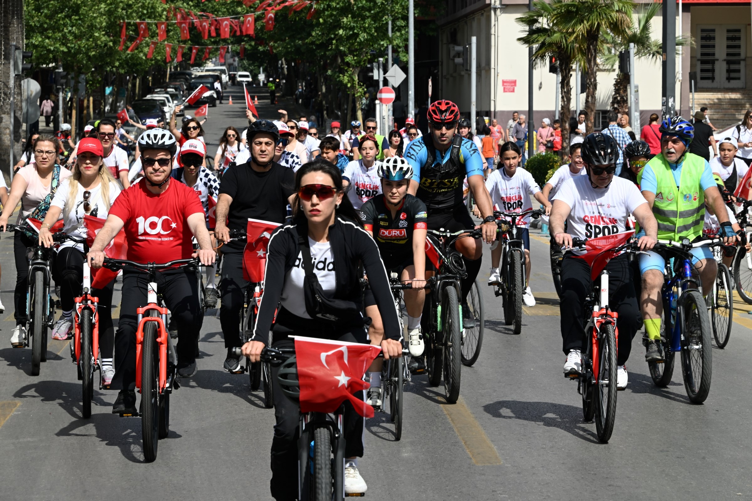 Manisa'da Pedallar 19 Mayıs Için Çevrildi Manisa Valisi Bisiklet Turuna Katıldı (2)