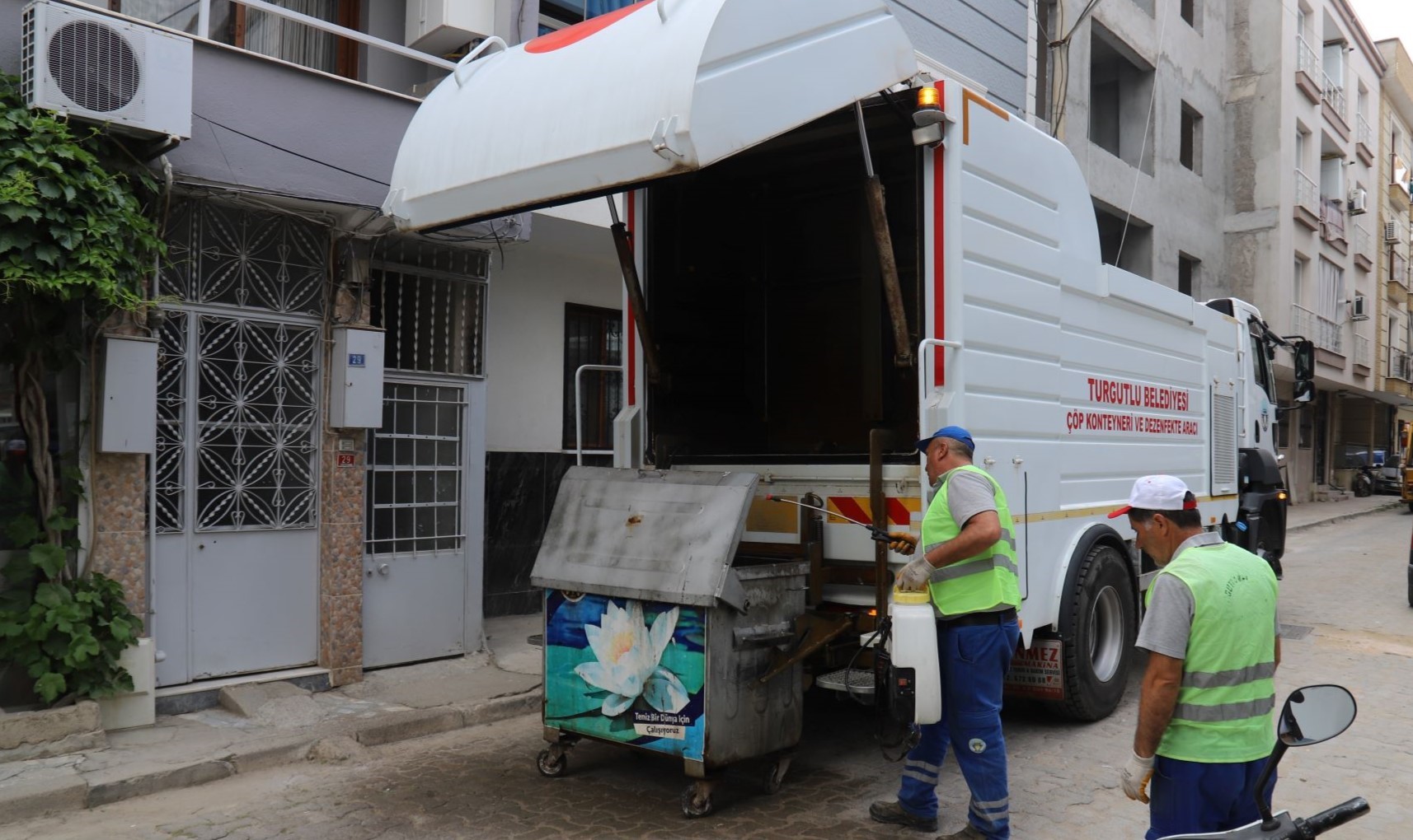 Turgutlu'da Çöp Konteynerlerine Bahar Temizliği Yapıldı (4)