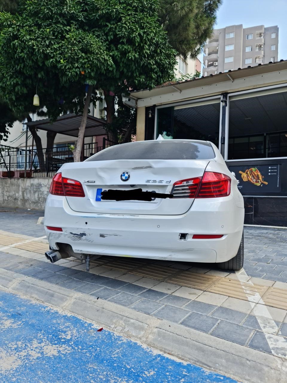 Adana'da Bir Motosiklet Sürücüsünün Yoldan Çıkıp Park Halindeki Lüks Otomobile Çarpması Saniye Saniye Görüntülendi. Sürücü Kazadan Hemen Sonra Hiçbir Şey Olmamış Gibi Olay Yerinden Uzaklaştı (3)