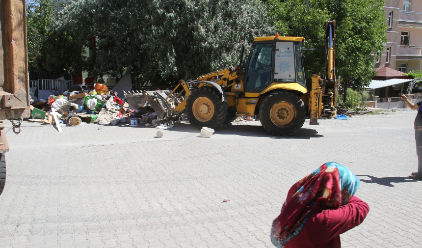 “Çöp Ev” Ihbarı Üzerine Gidilen Apartmanın Bahçesinden 5 Kamyon Ve 3 Traktör Dolusu Çöp Çıkarıldı (4)