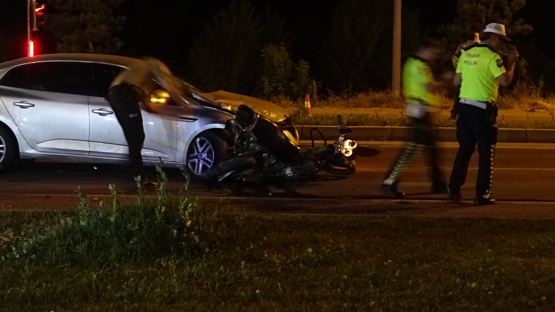 Feci Kaza Kameraya Yansıdı Trafik Işıklarında Bekleyen Motosiklete Çarptı (6)
