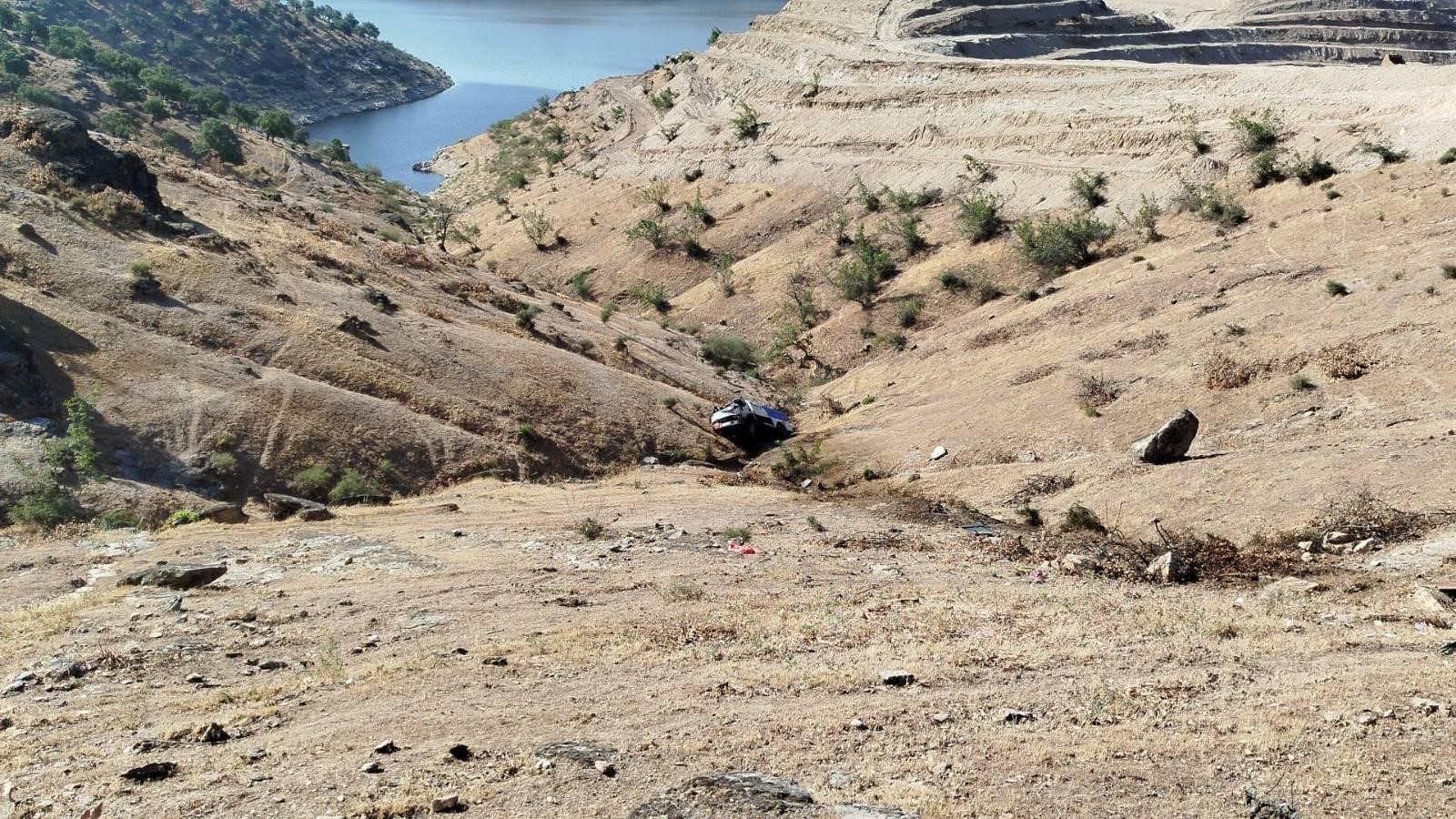 Kamyonet 200 Metrelik Uçuruma Yuvarlandı, Sürücü Ölümden Döndü (2)