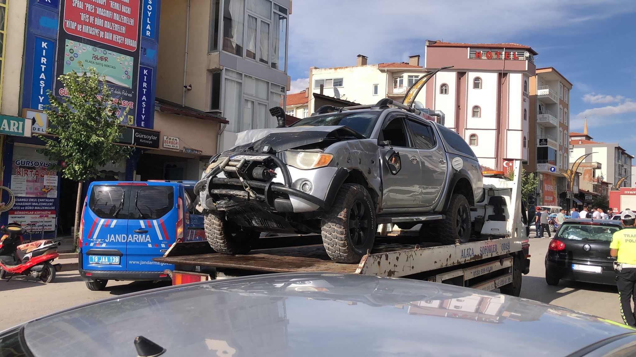 Kontrolden Çıkan Cip Polis Otosu Ile Iki Araca Çarptı 2’Si Polis 3 Yaralı (1)