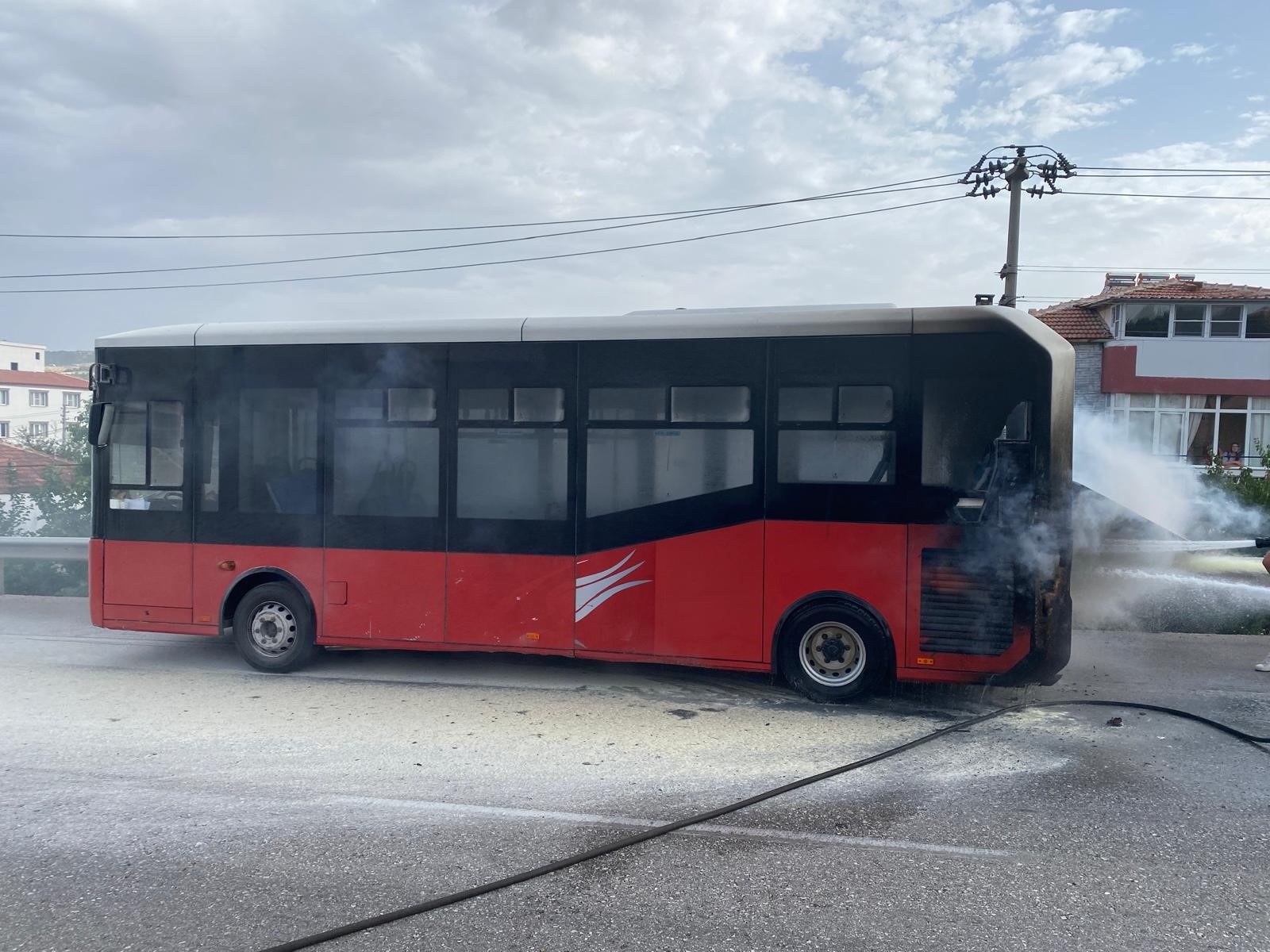 Kula'da Halk Otobüsü Yandı (1)