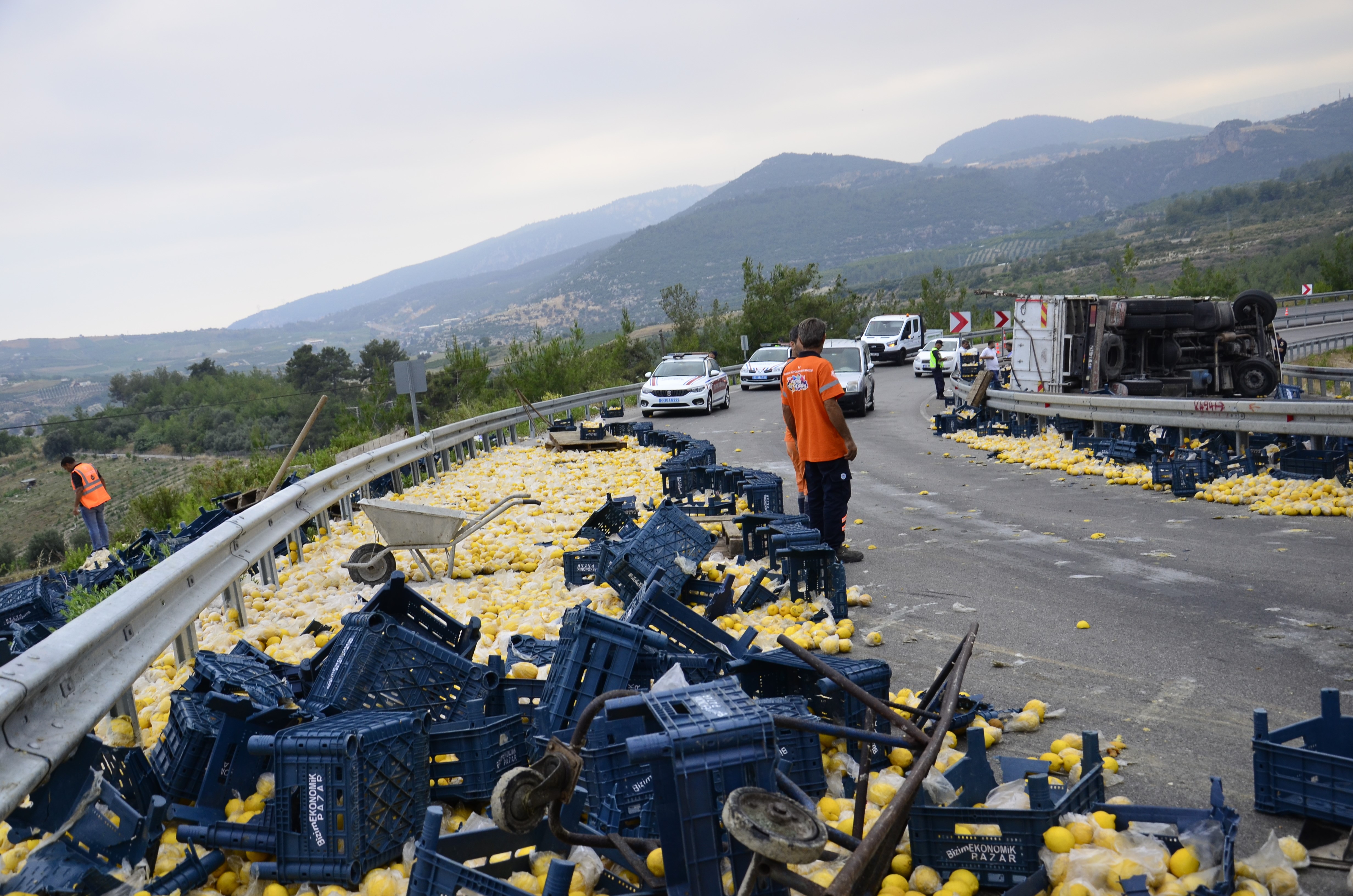 Limon Yüklü Kamyon Devrildi 6 Yaralı (5)