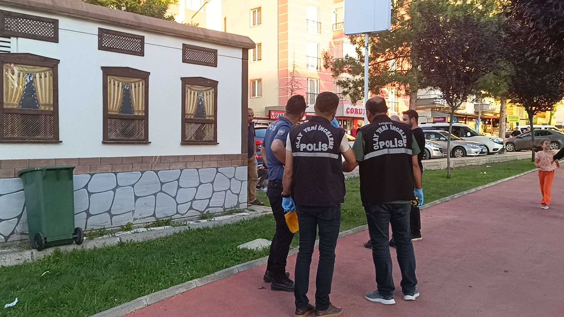 Magandalar Çocuk Parkında Havaya Ateş Açtı (3)