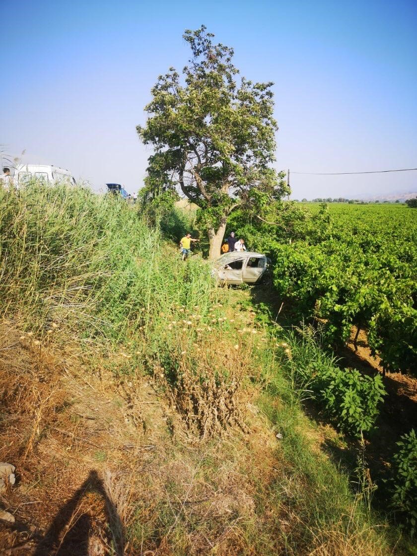 Manisa'da Feci Kaza Üzüm Bağına Uçan Araç Hurdaya Döndü (3)