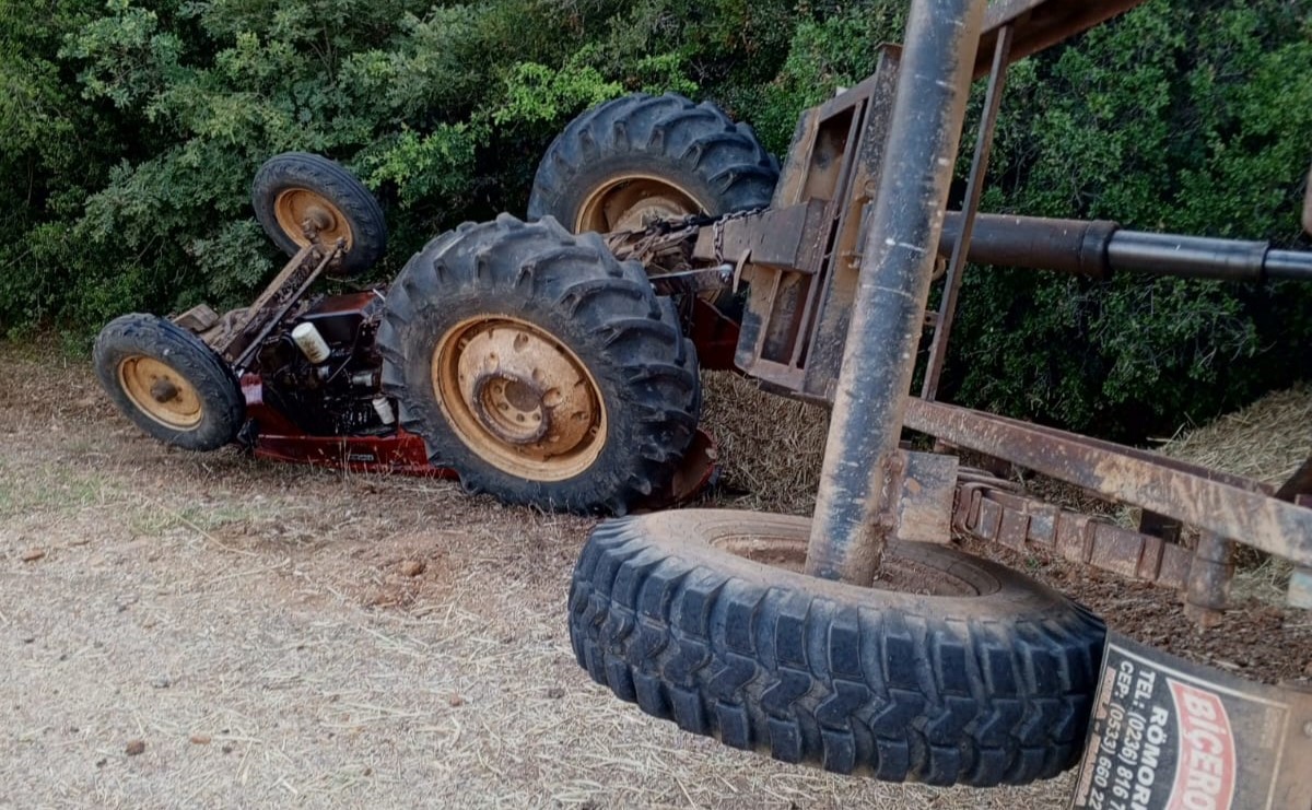 Manisa’da Saman Yüklü Traktör Devrildi Iki Kişi Ölümden Döndü (2)