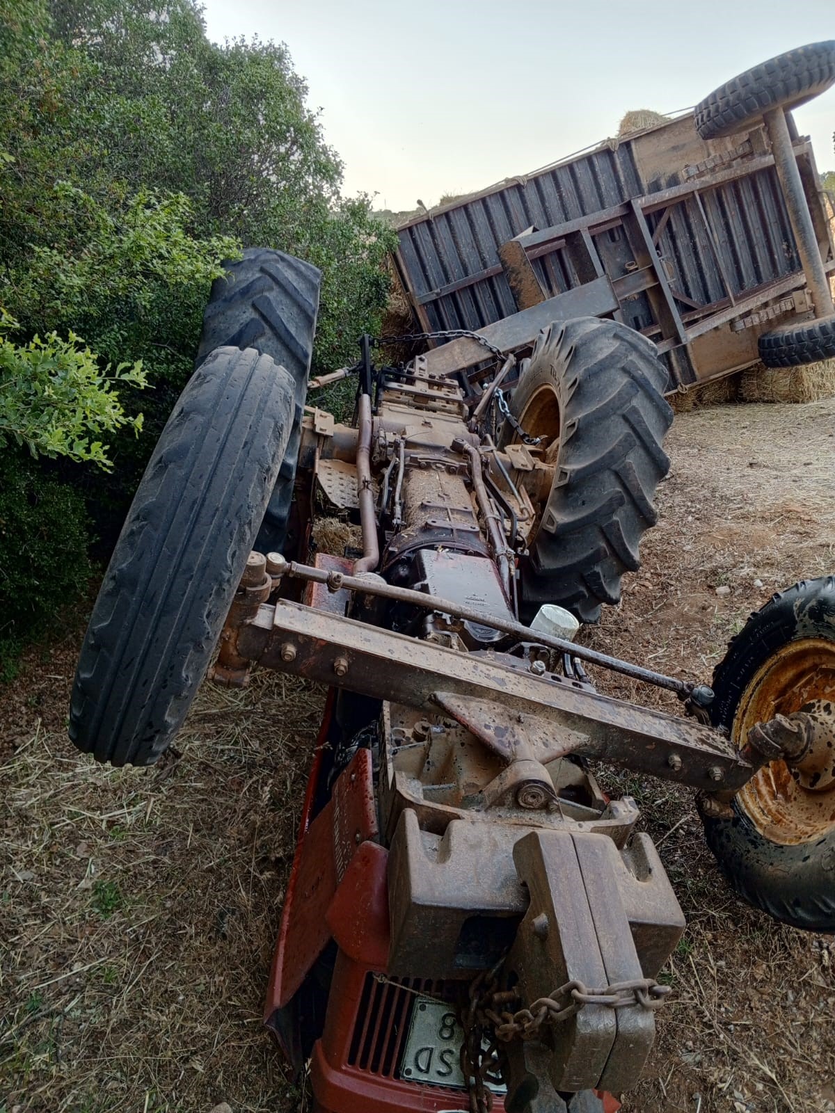 Manisa’da Saman Yüklü Traktör Devrildi Iki Kişi Ölümden Döndü (3)