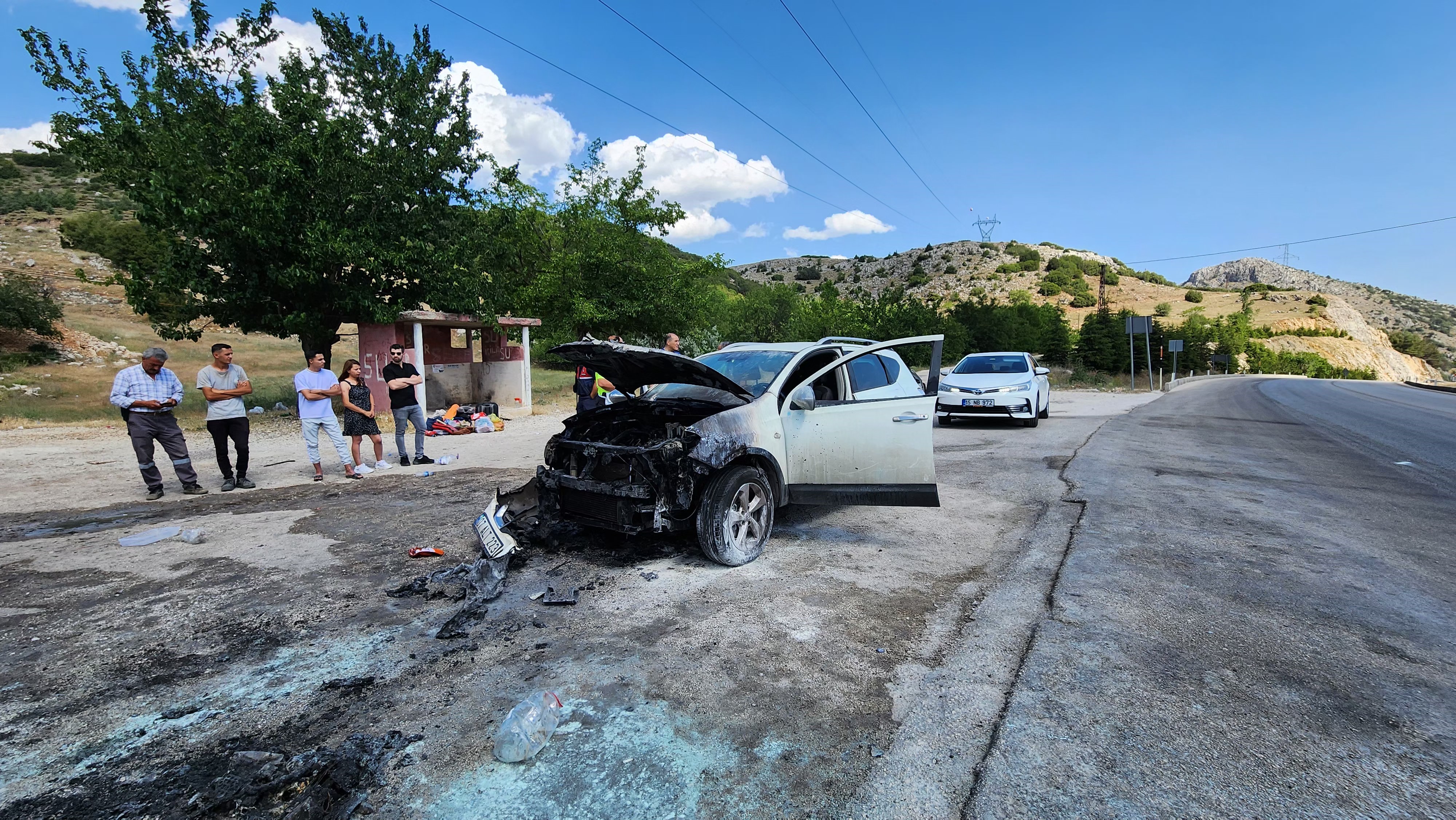 Seyir Halindeki Otomobil Alev Aldı, 3 Kişi Dumandan Etkilendi (3)