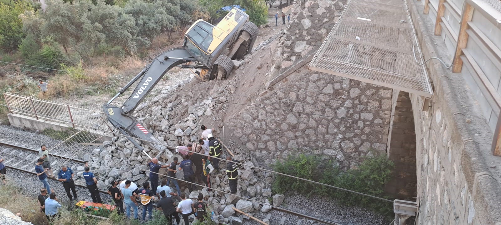 Üst Geçitte Toprak Kayması İş Makinesi Operatörü Yaralandı (1)