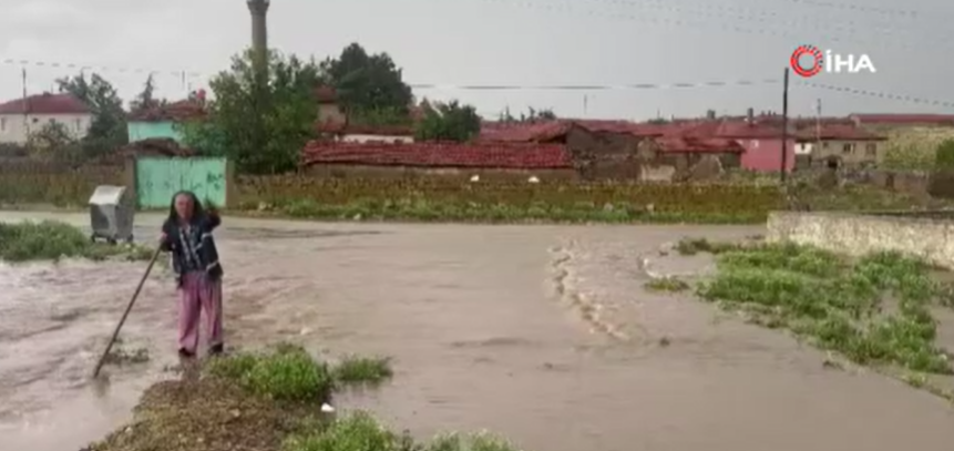 Aşırı Yağış Köyde Sel Baskınına Neden Oldu (1)