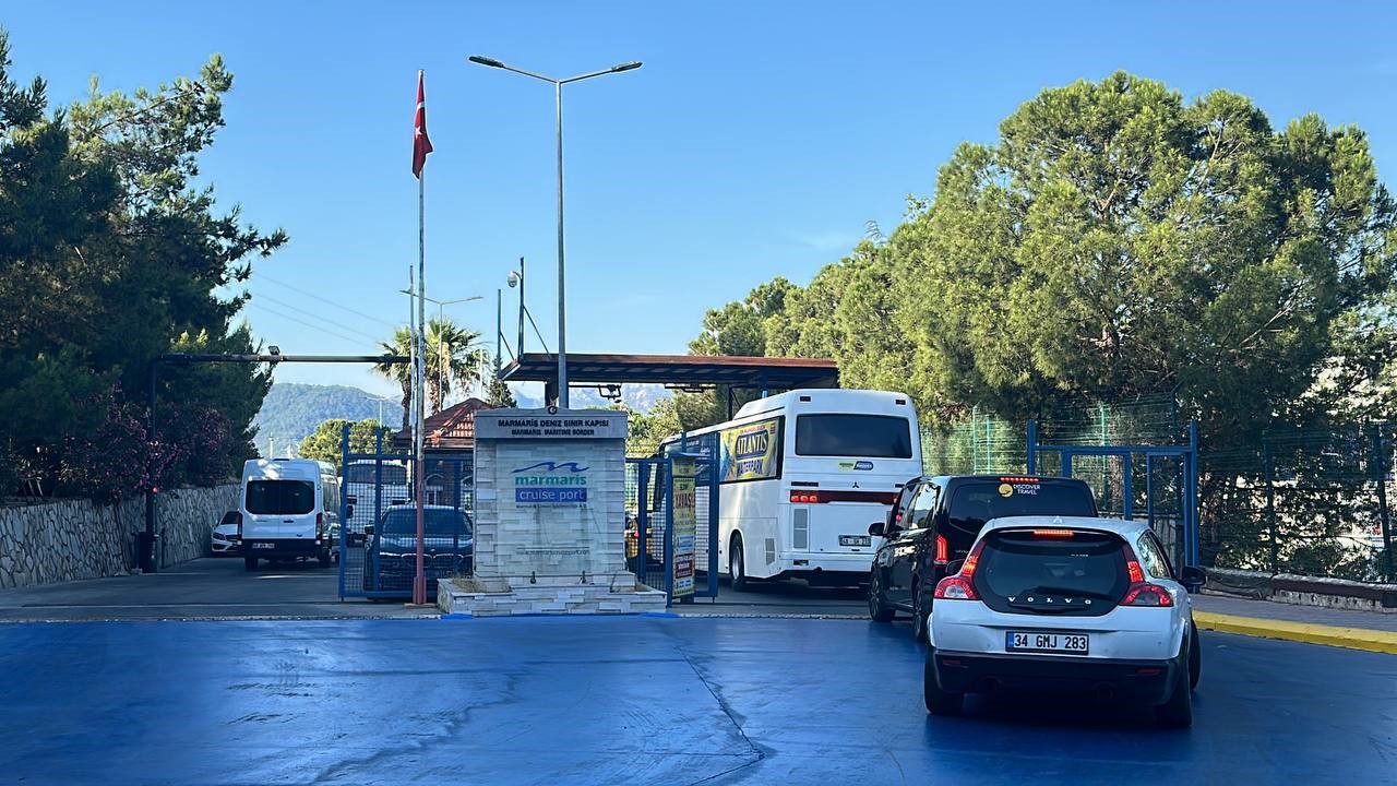 Rodos Adası'na Gitmek Isteyen Türk Vatandaşları Kapıda Kaldı (1)