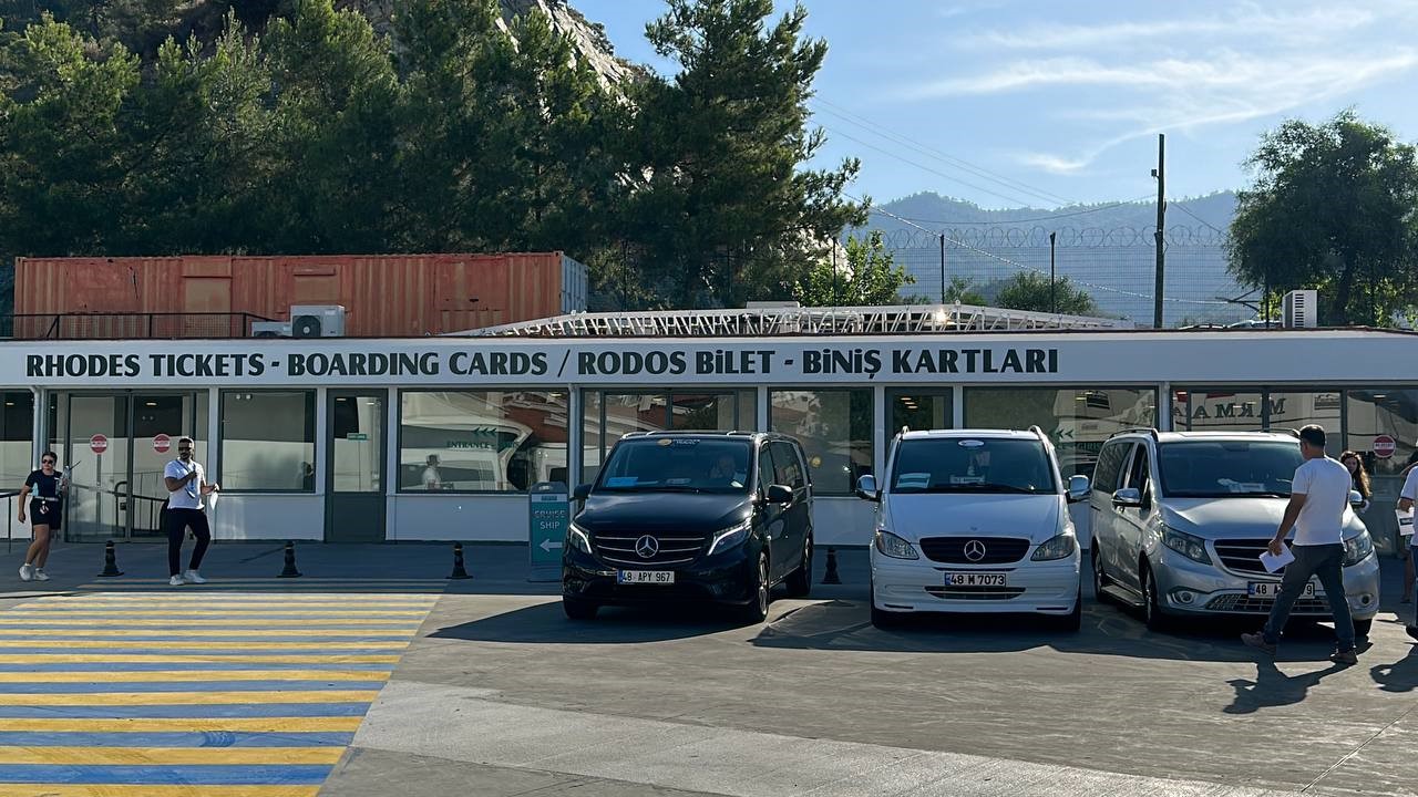 Rodos Adası'na Gitmek Isteyen Türk Vatandaşları Kapıda Kaldı (2)