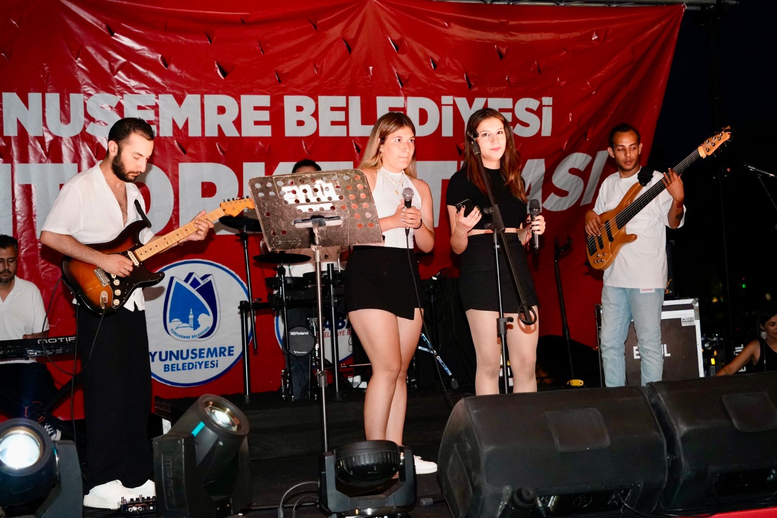 Yunusemre'de Müzikseverler Müzik Dolu Bir Gece Geçirdi (1)