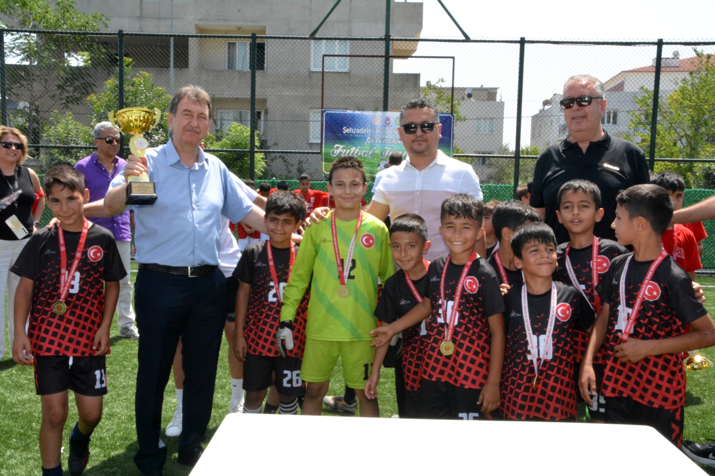 Manisa’da İlkokullar Arası Futbol Turnuvası’nda Necatibey İlkokulu Şampiyon (3)