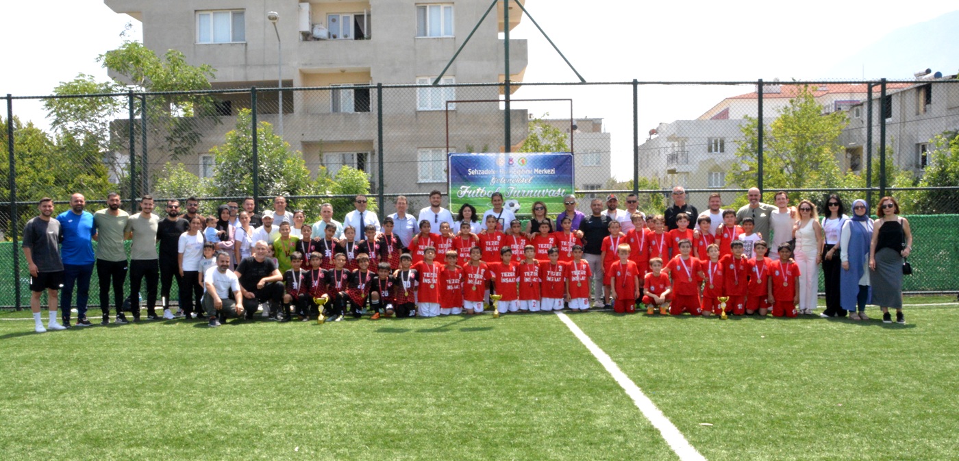 Manisa’da İlkokullar Arası Futbol Turnuvası’nda Necatibey İlkokulu Şampiyon (4)