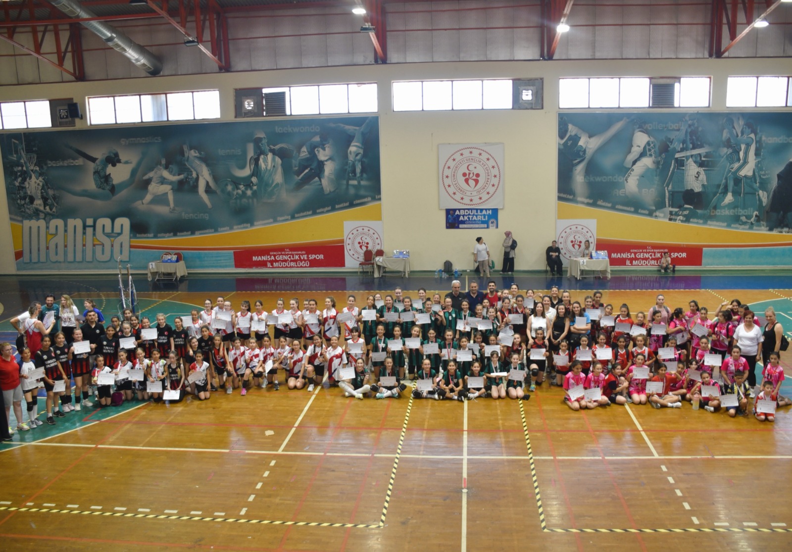 Manisa’da Mini Voleybol Şenliği Düzenlendi (1)