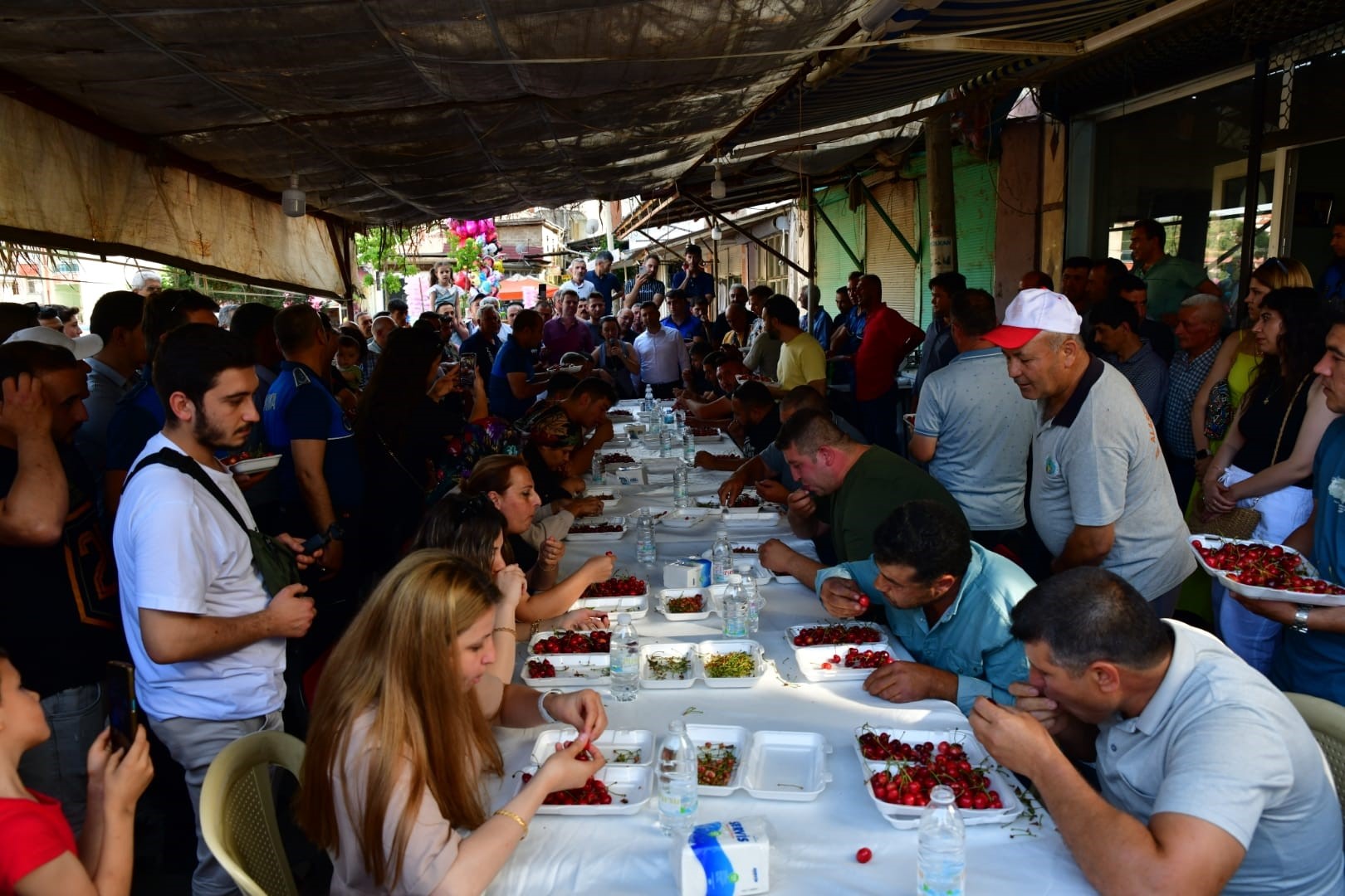 Alaşehir'de En Çok Kirazı Yeme Yarışında 10 Dakikada 2 Kilo Kiraz Yedi (3)