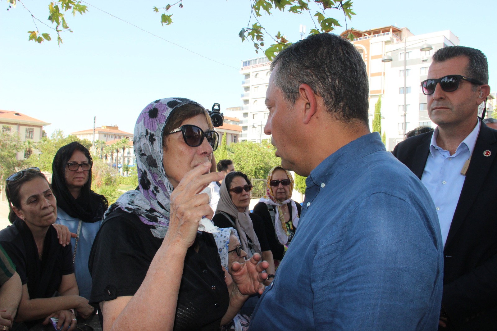 Özgür Özel, Mhp'li Meclis Üyesi Mehmet Güzgülü'nün Cenazesine Katıldı (5)