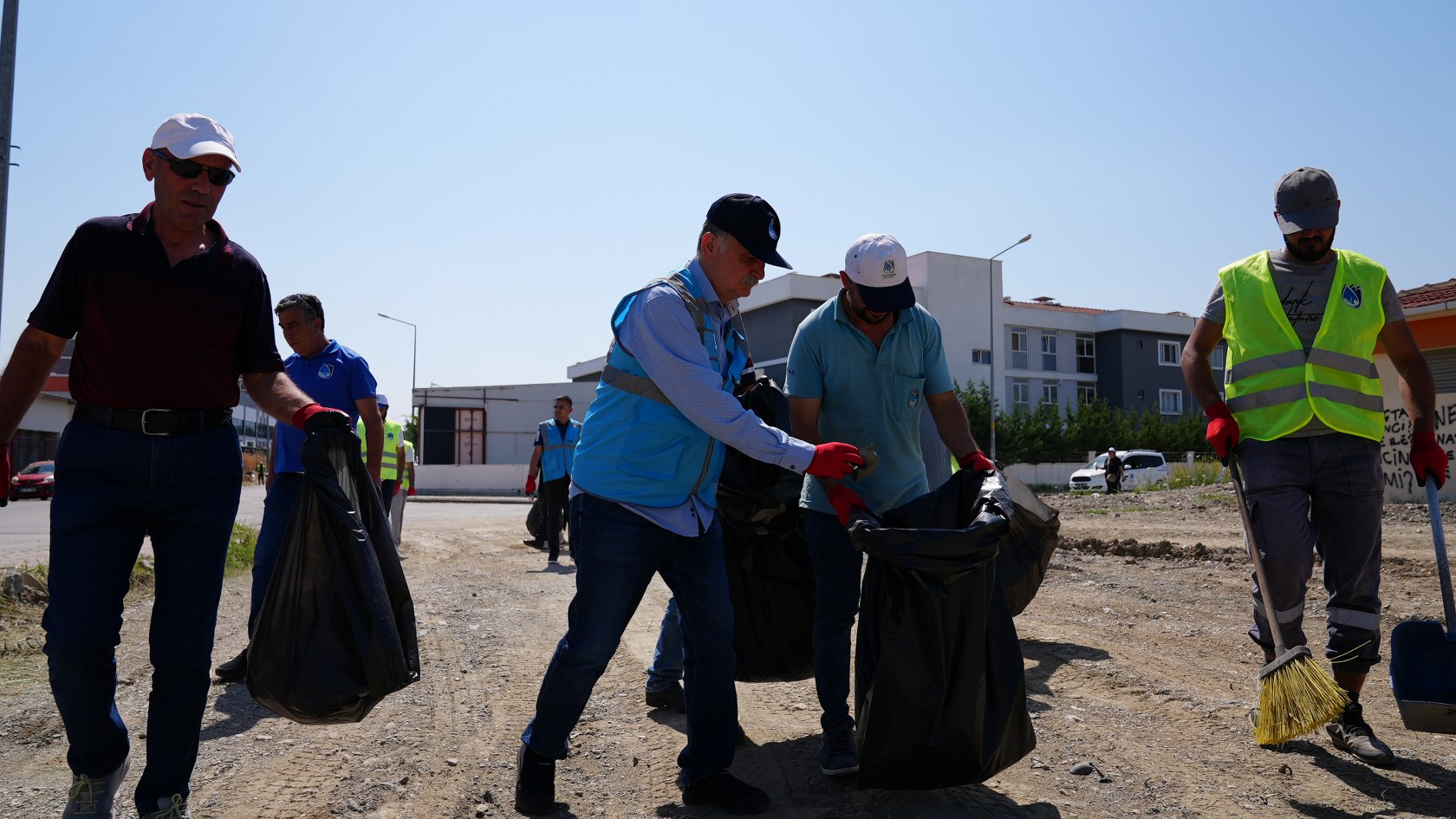 Yunusemreli Gönüllüleri Temizliğe Devam Ediyor; Yaklaşık 3 Ton Çöp Toplandı (2)